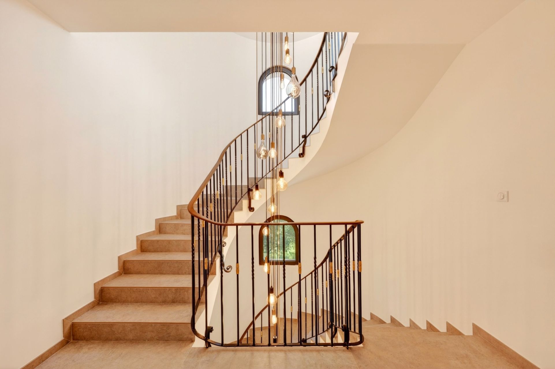 house 10 Rooms for sale on OLLIOULES (83190)