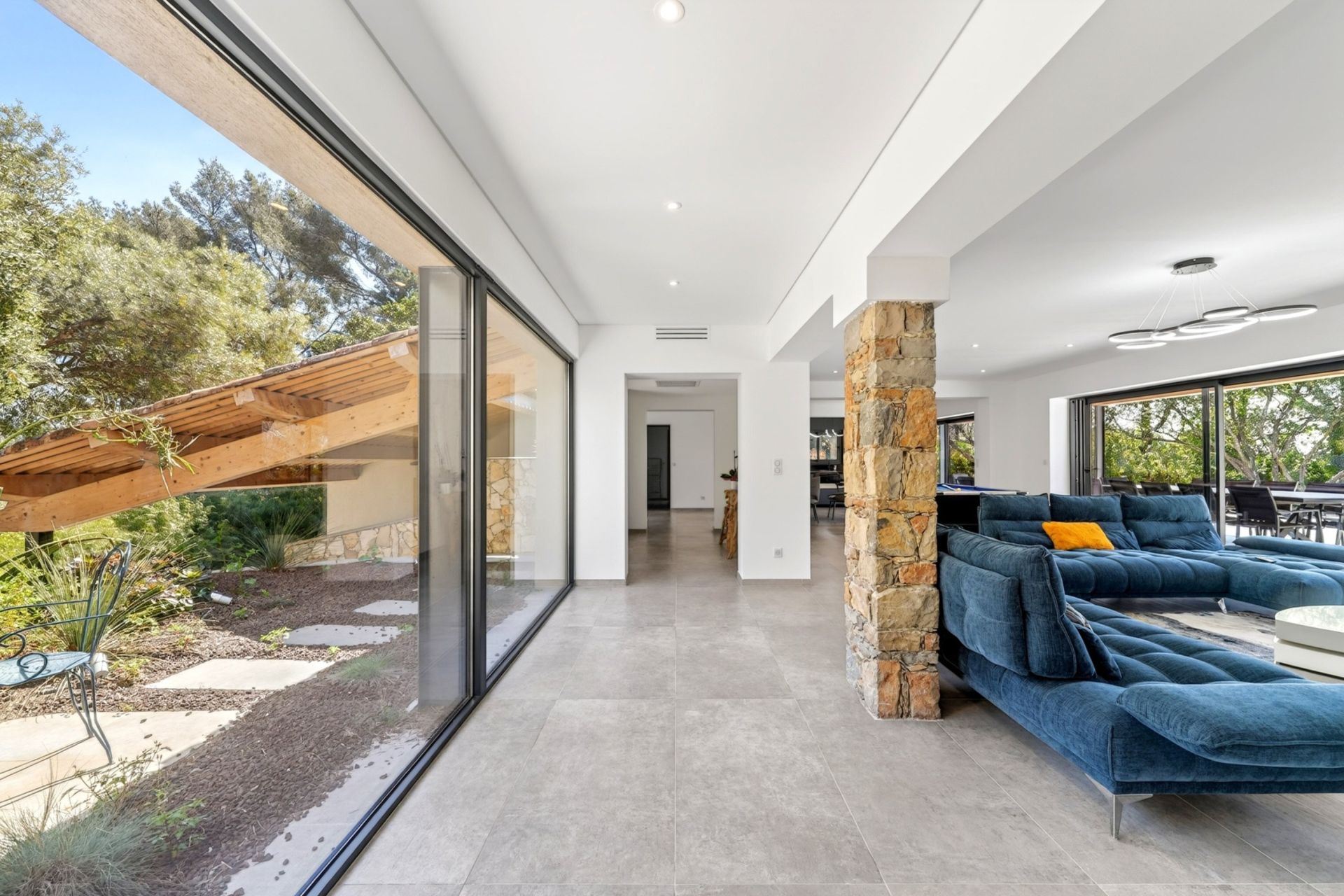 house 10 Rooms for sale on OLLIOULES (83190)
