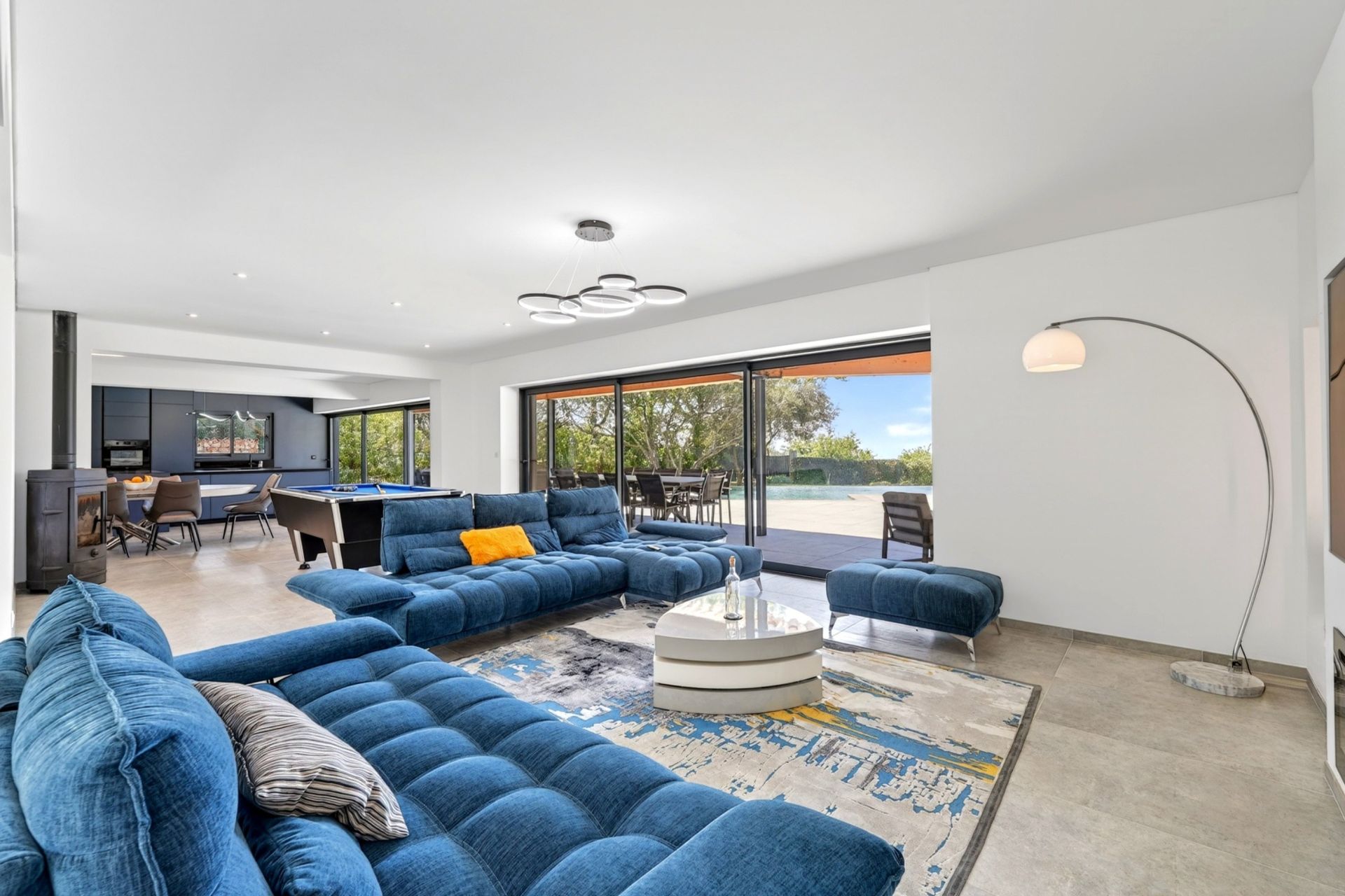 house 10 Rooms for sale on OLLIOULES (83190)