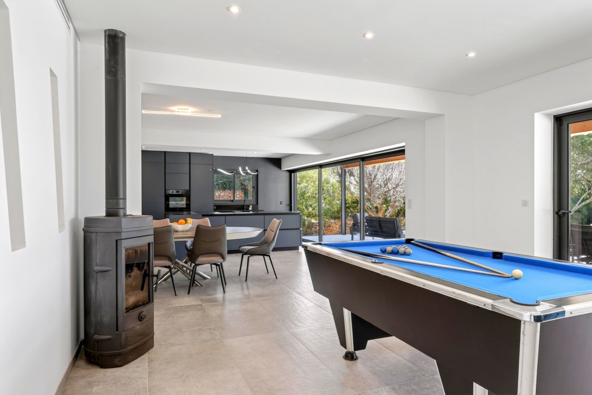 house 10 Rooms for sale on OLLIOULES (83190)
