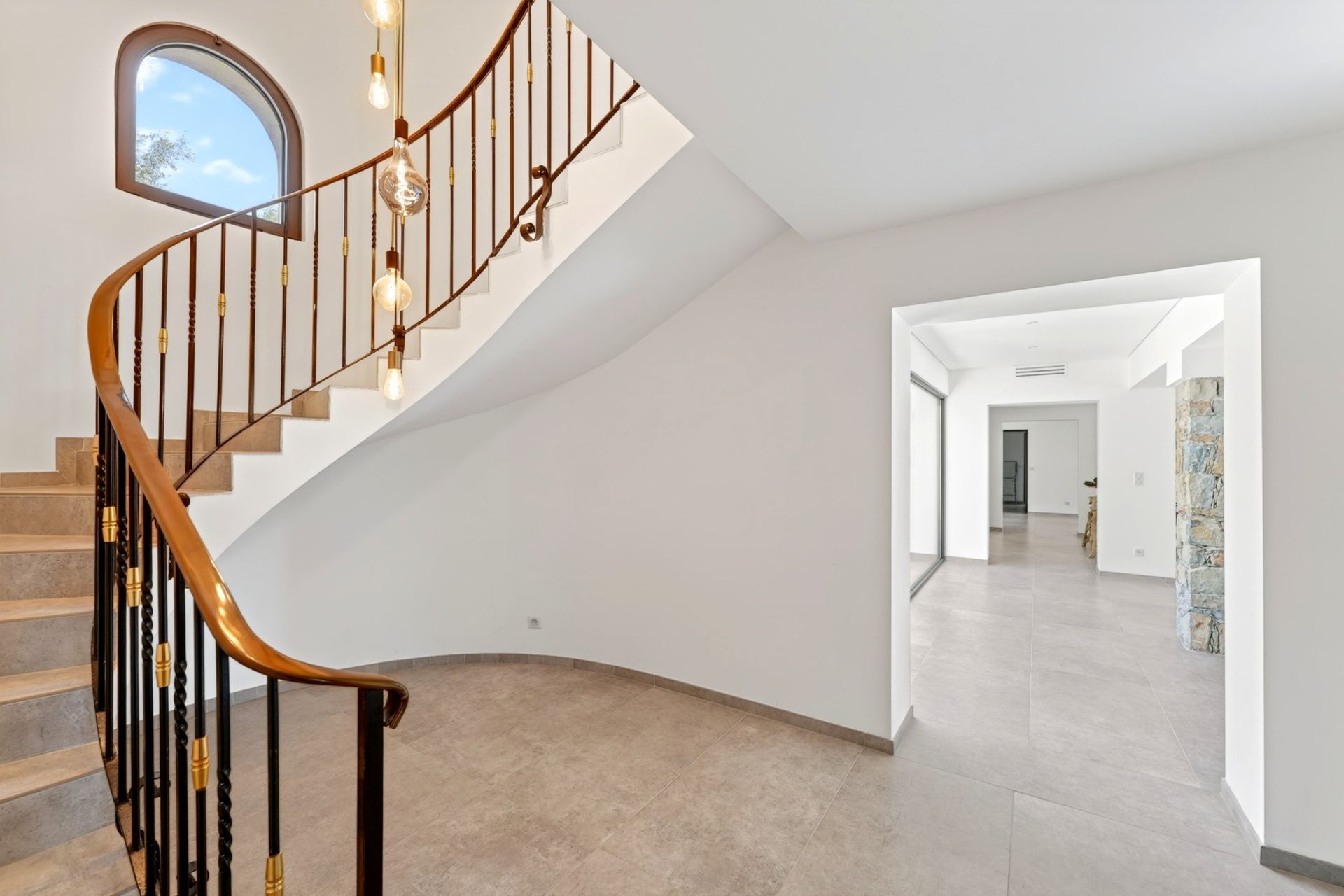 house 10 Rooms for sale on OLLIOULES (83190)