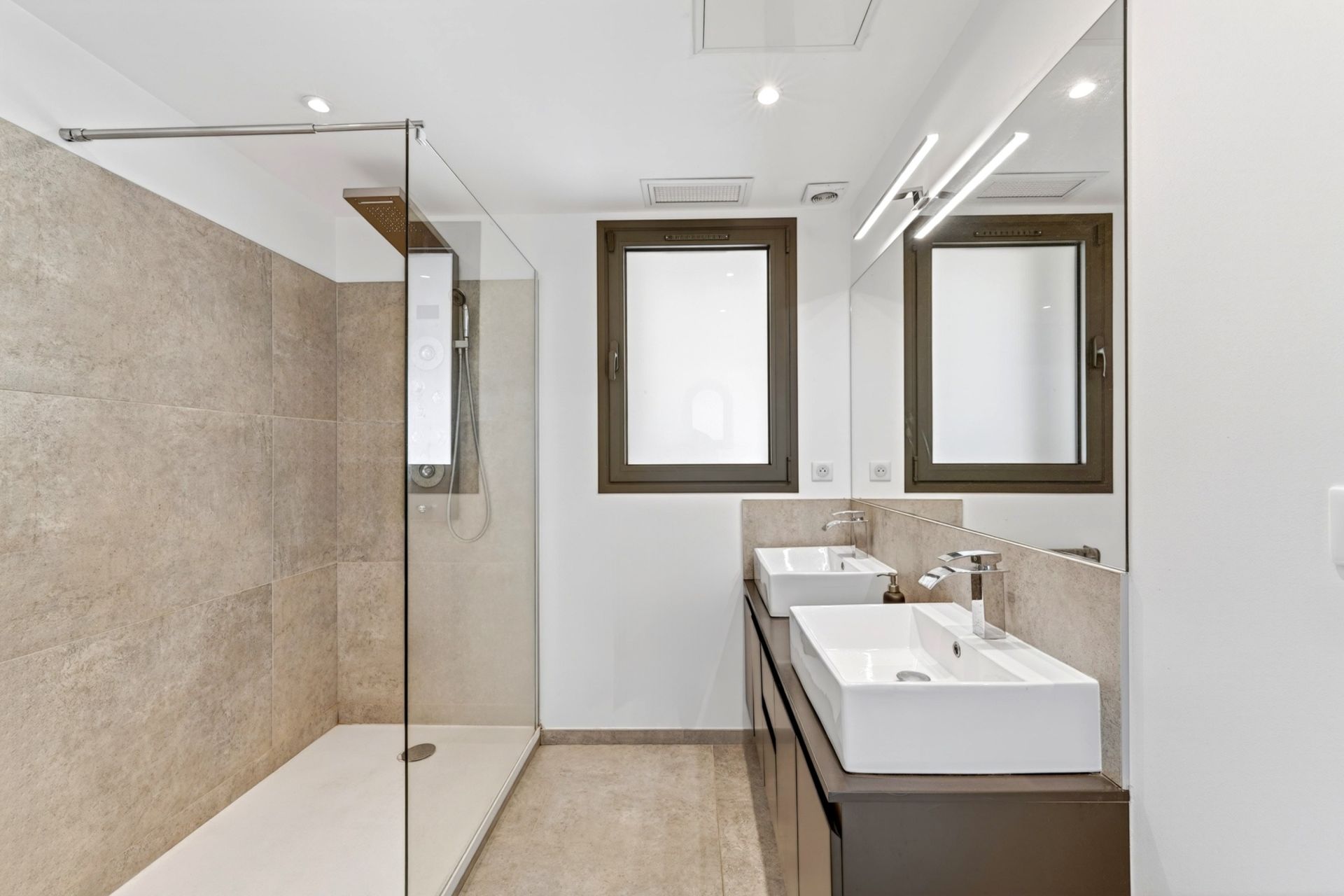 house 10 Rooms for sale on OLLIOULES (83190)