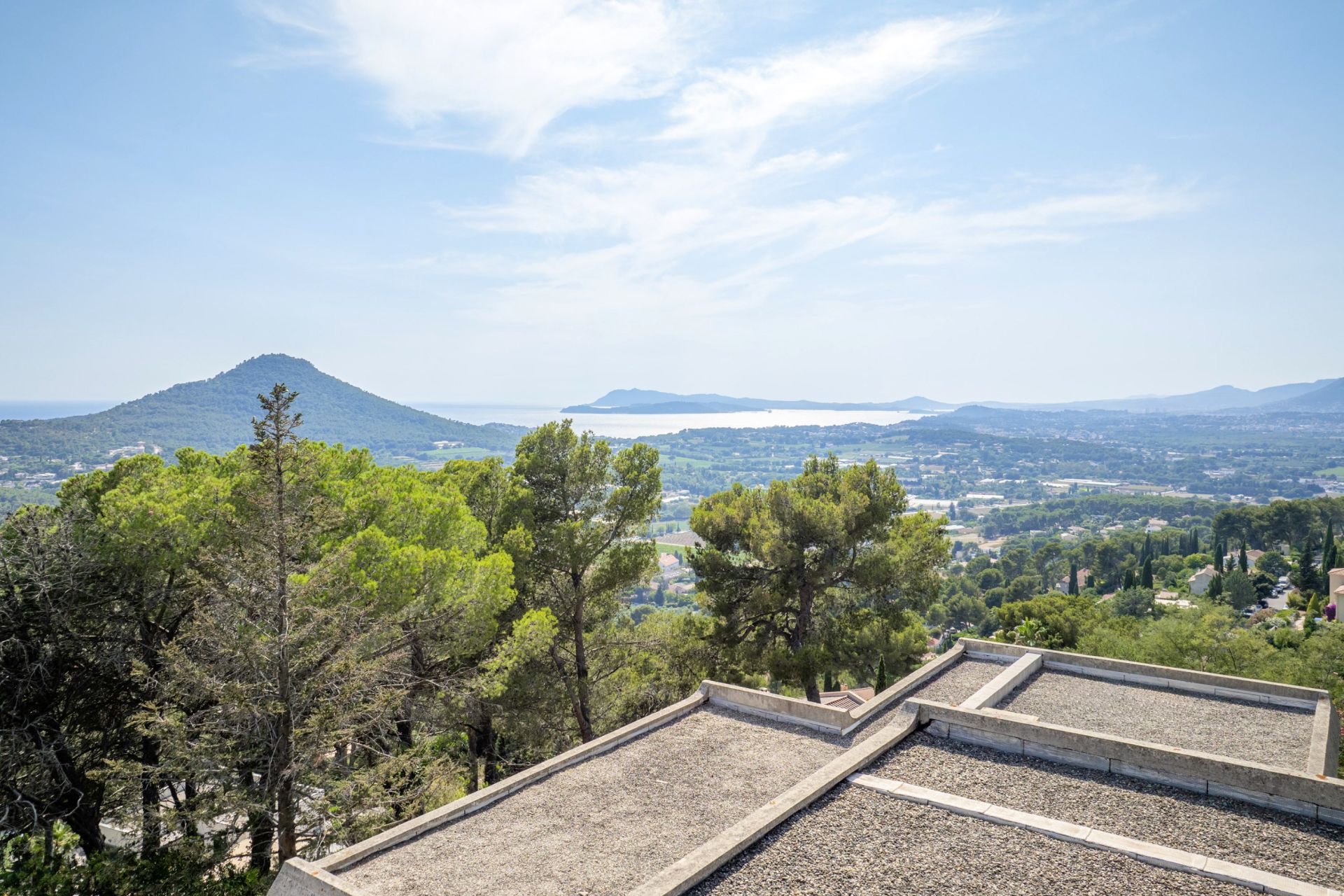 house 7 Rooms for sale on CARQUEIRANNE (83320)