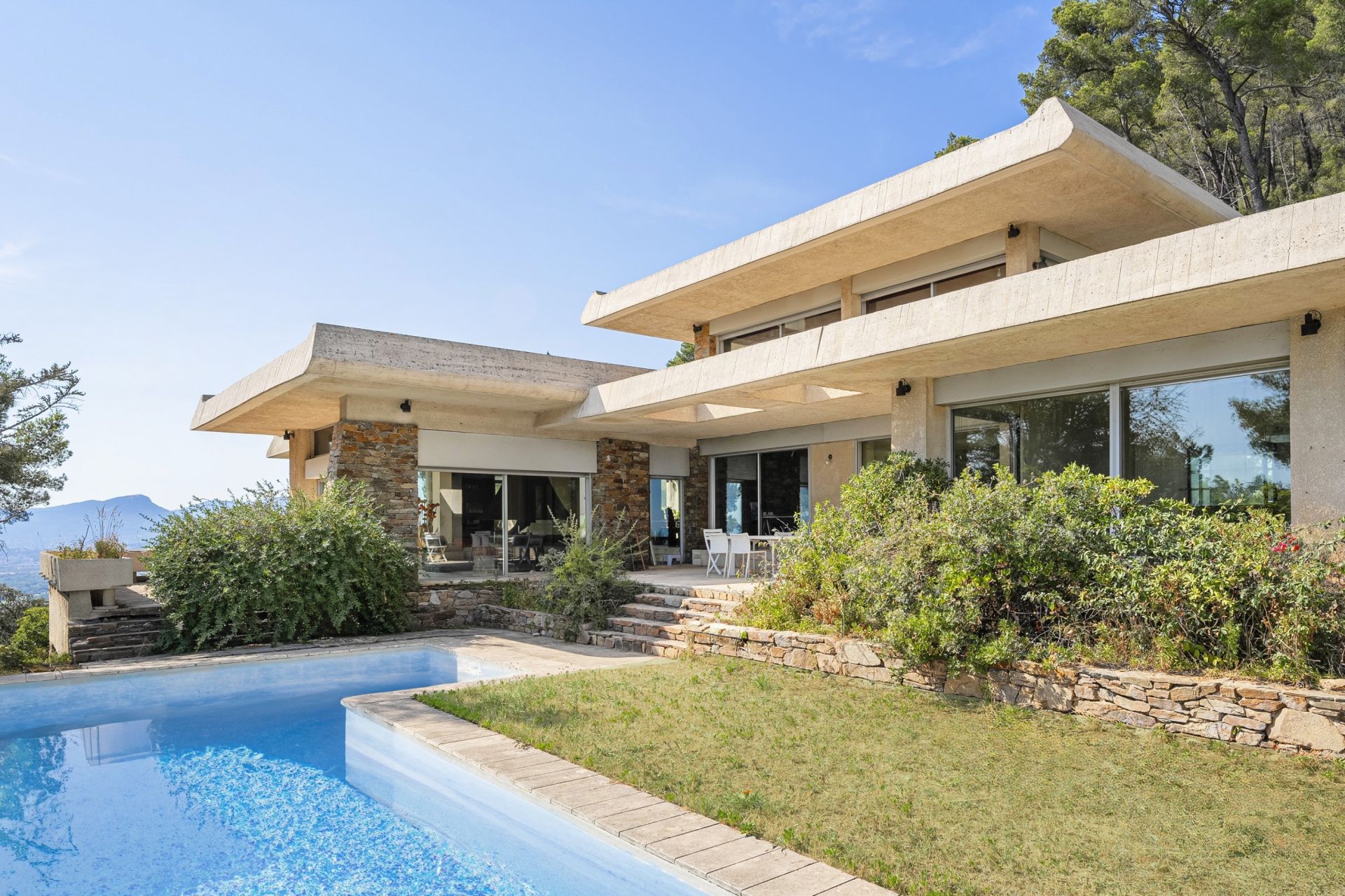 maison 7 Pièces en vente sur CARQUEIRANNE (83320)