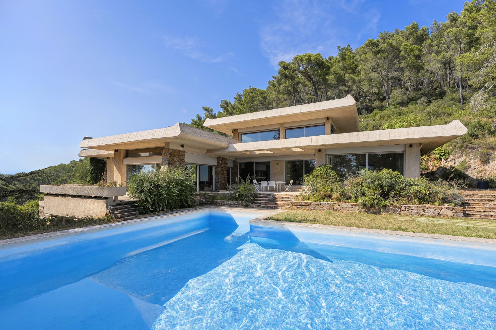 house 7 Rooms for sale on CARQUEIRANNE (83320)