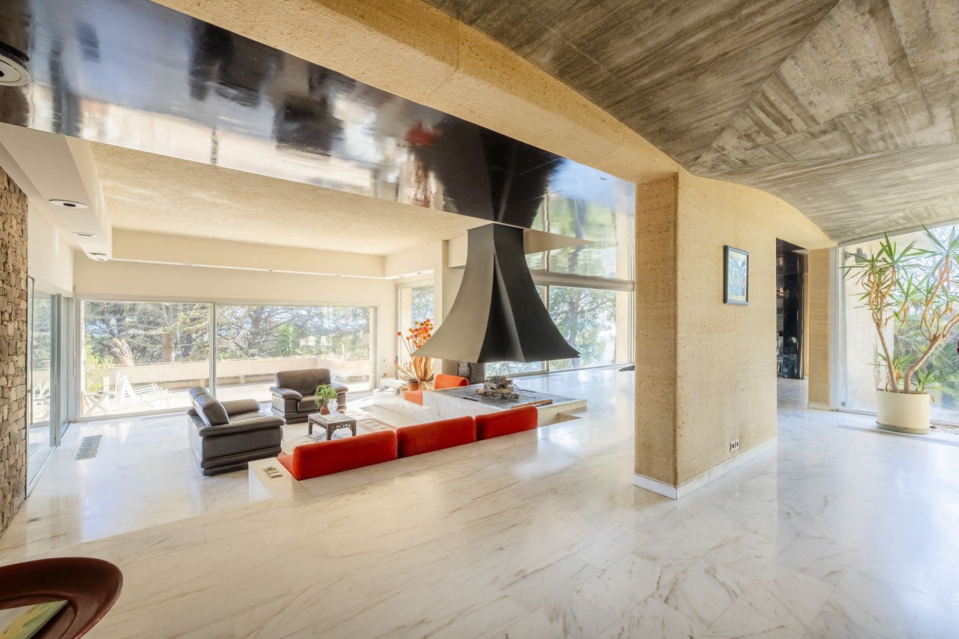 house 6 Rooms for sale on CARQUEIRANNE (83320)