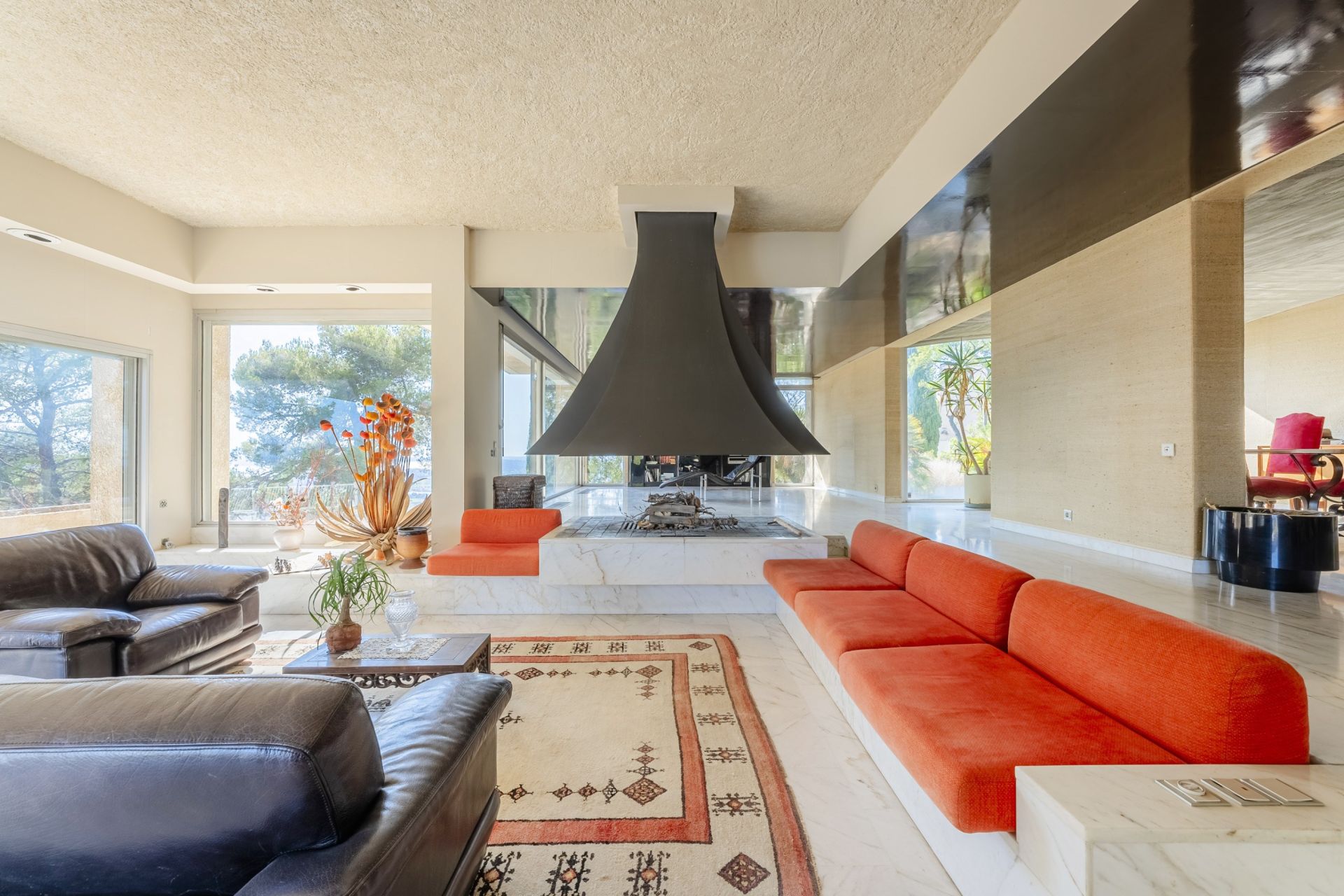 house 6 Rooms for sale on CARQUEIRANNE (83320)