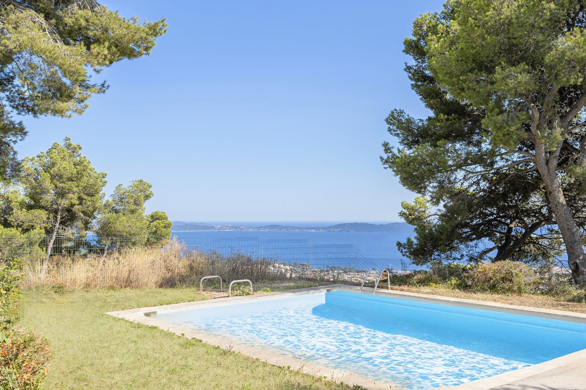 house 7 Rooms for sale on CARQUEIRANNE (83320)