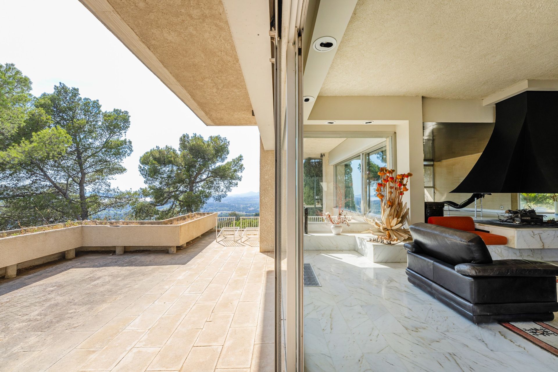 house 6 Rooms for sale on CARQUEIRANNE (83320)