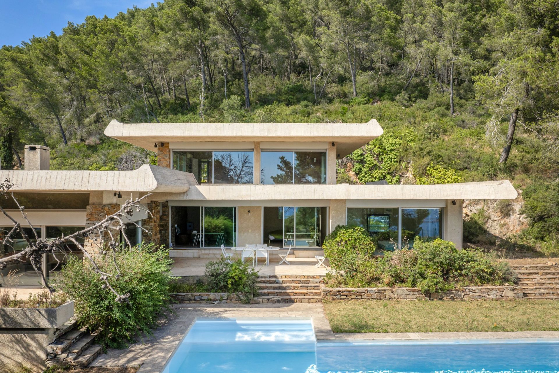 house 7 Rooms for sale on CARQUEIRANNE (83320)