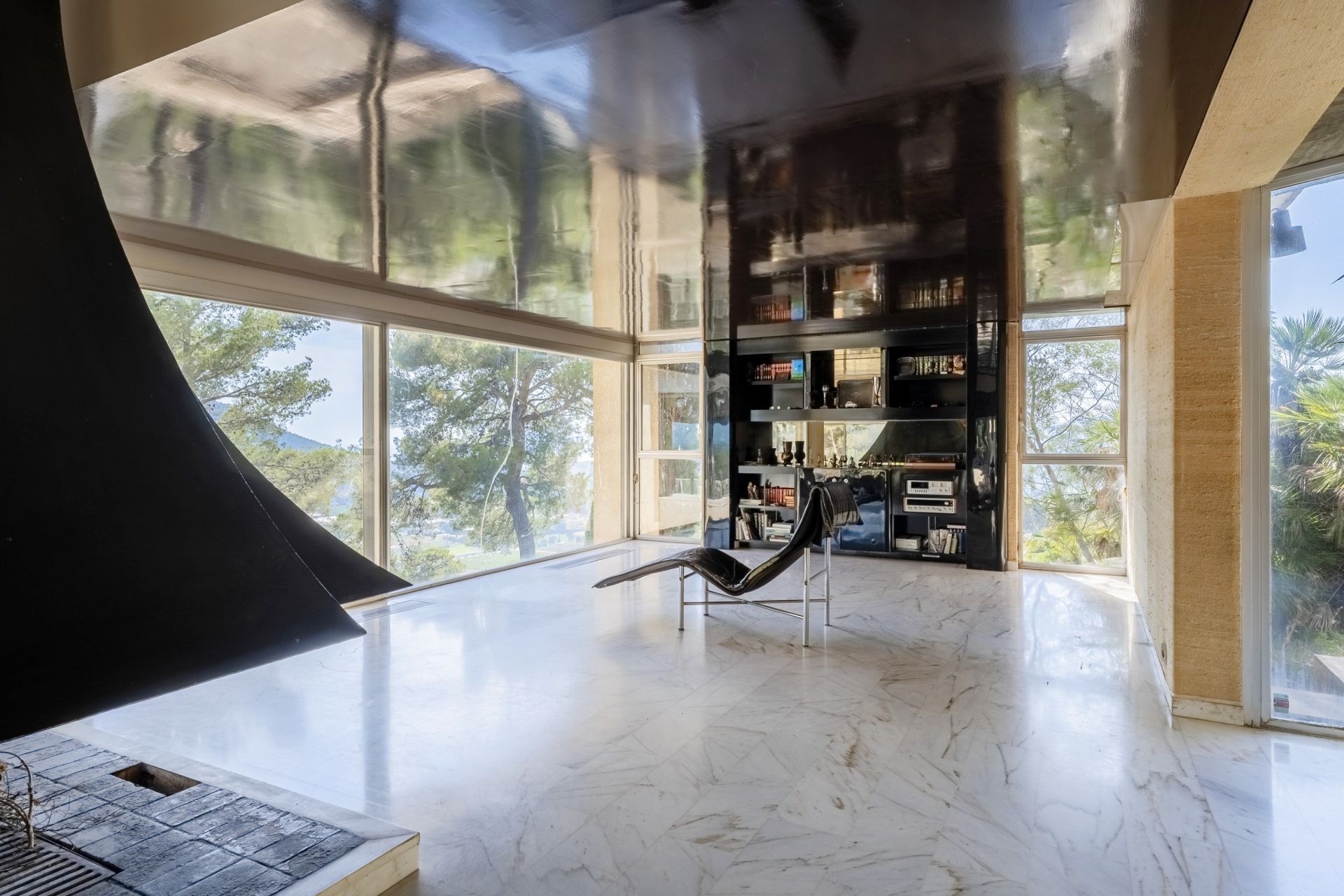 house 6 Rooms for sale on CARQUEIRANNE (83320)