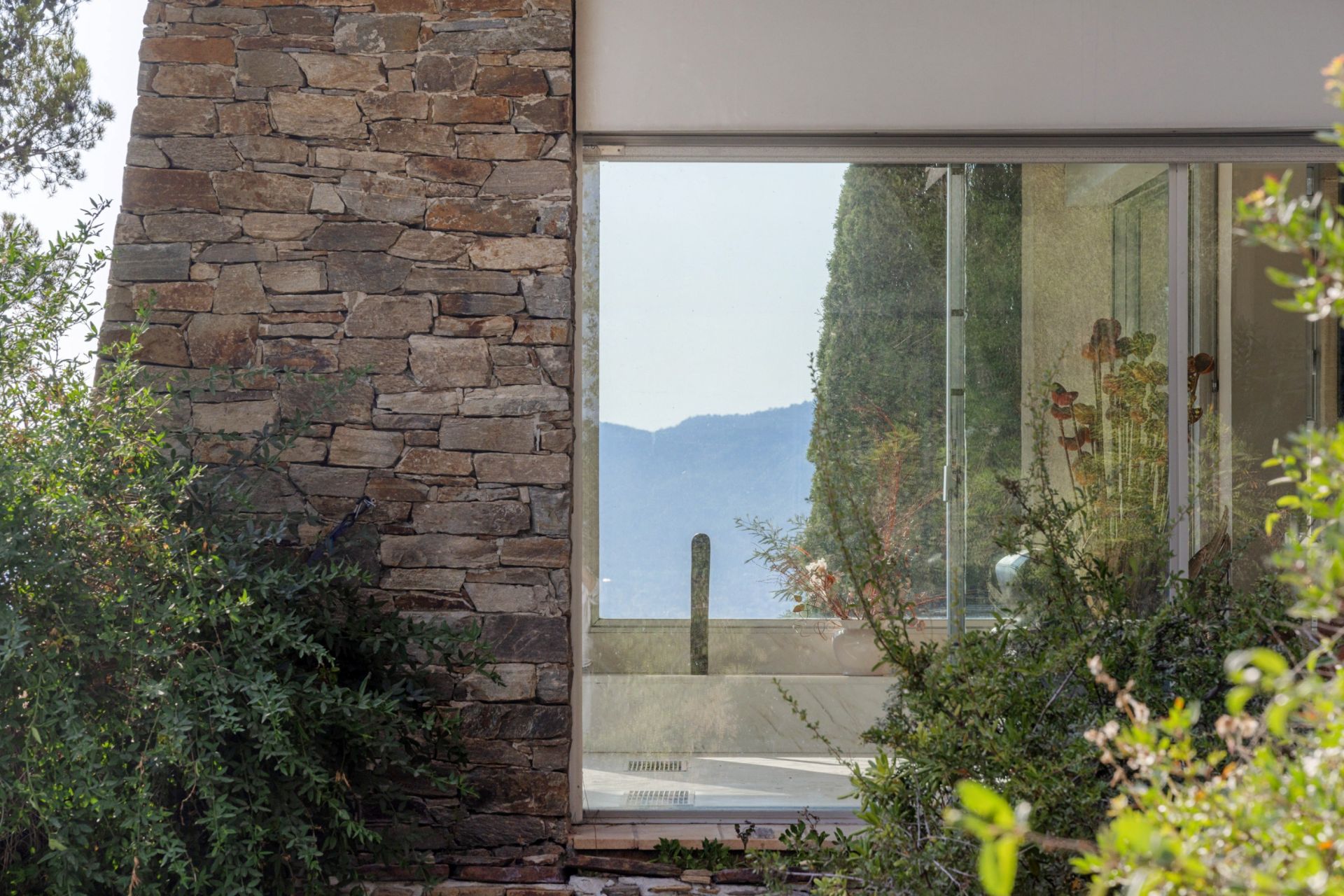 house 6 Rooms for sale on CARQUEIRANNE (83320)