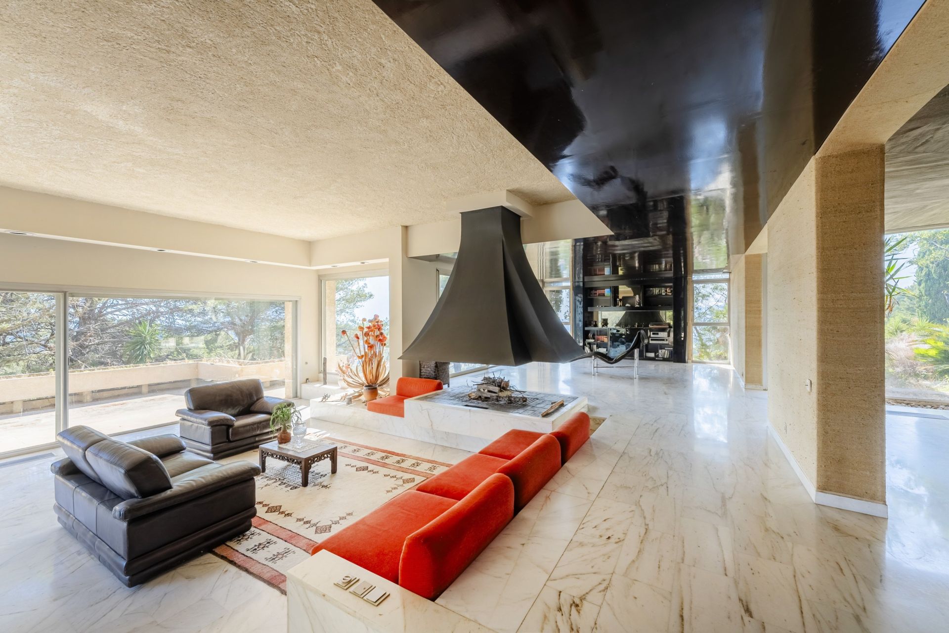 house 7 Rooms for sale on CARQUEIRANNE (83320)