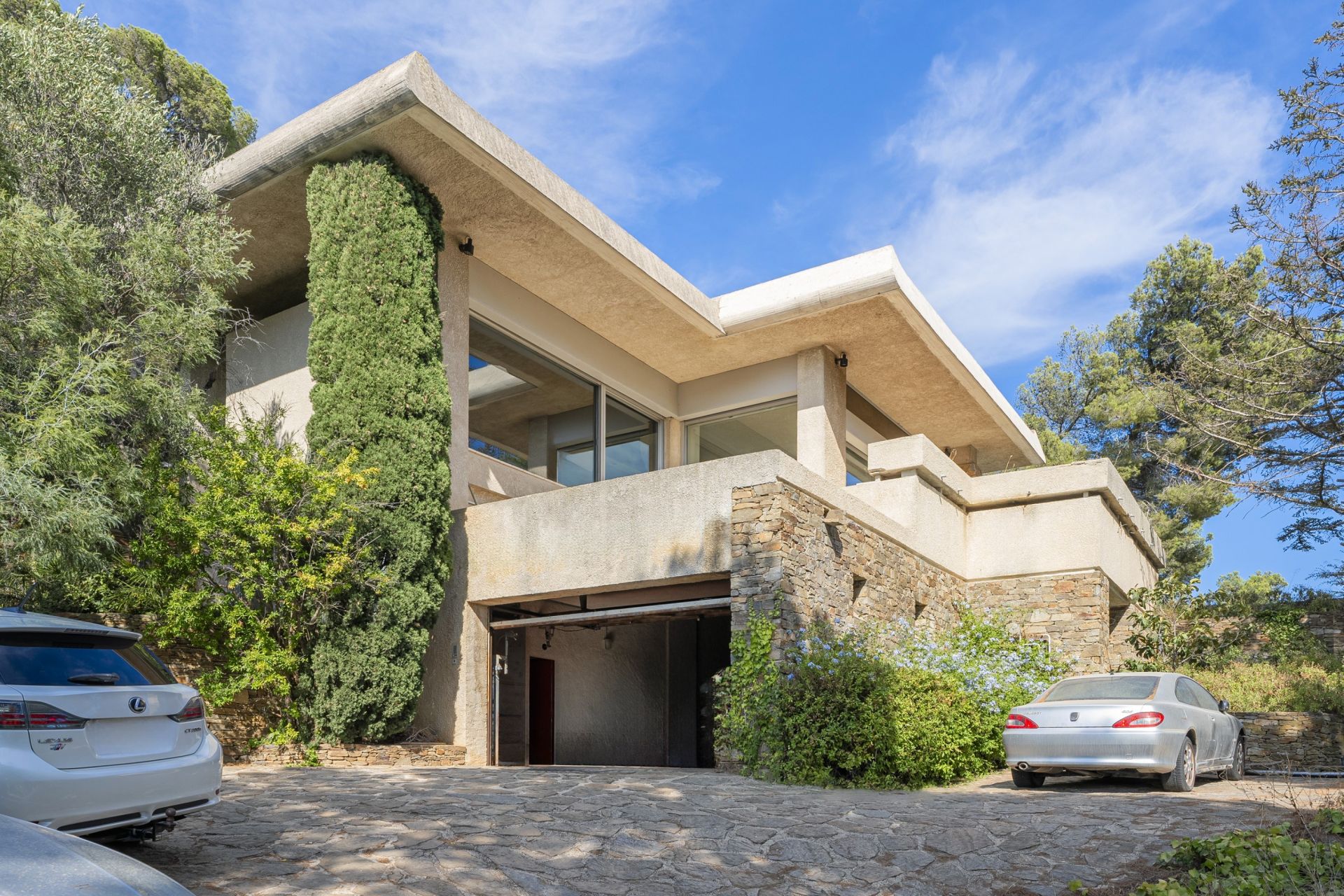 house 6 Rooms for sale on CARQUEIRANNE (83320)