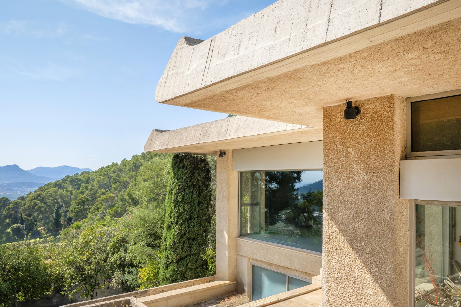 house 7 Rooms for sale on CARQUEIRANNE (83320)