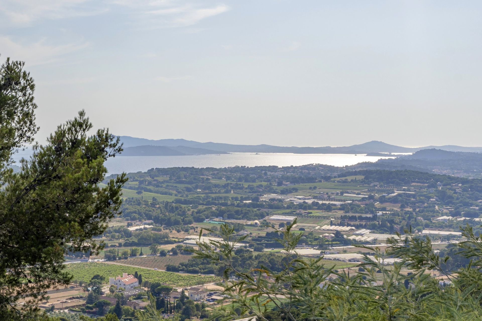 house 6 Rooms for sale on CARQUEIRANNE (83320)