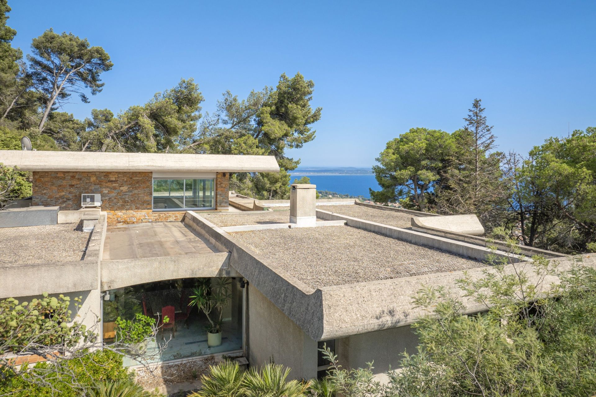 house 7 Rooms for sale on CARQUEIRANNE (83320)