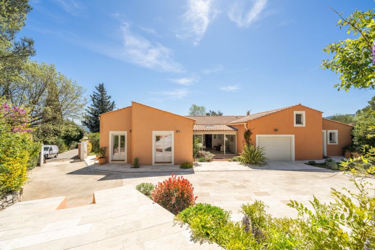 house 8 Rooms for sale on LA ROQUEBRUSSANNE (83136)
