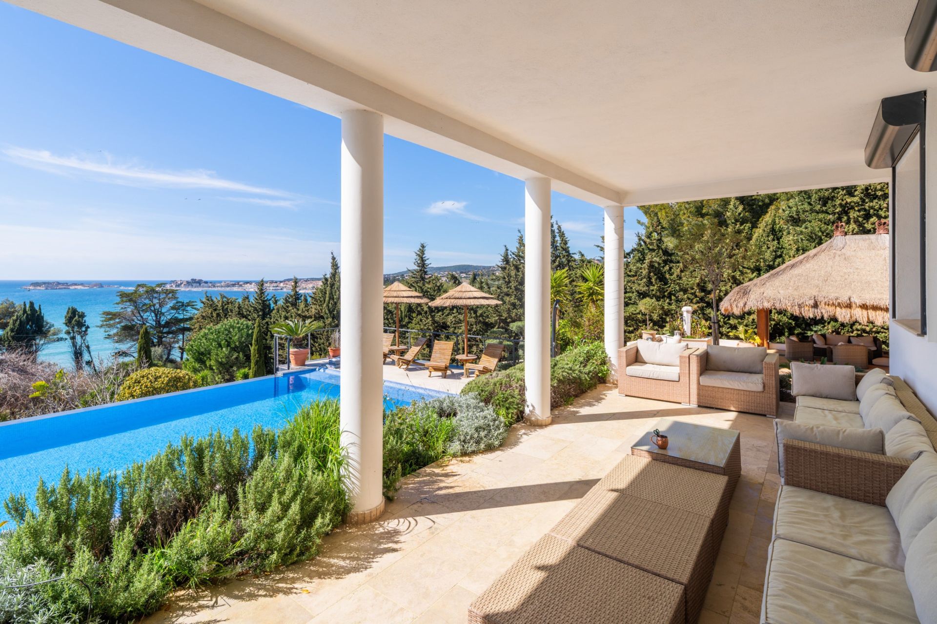 house 5 Rooms for seasonal rent on SANARY SUR MER (83110)