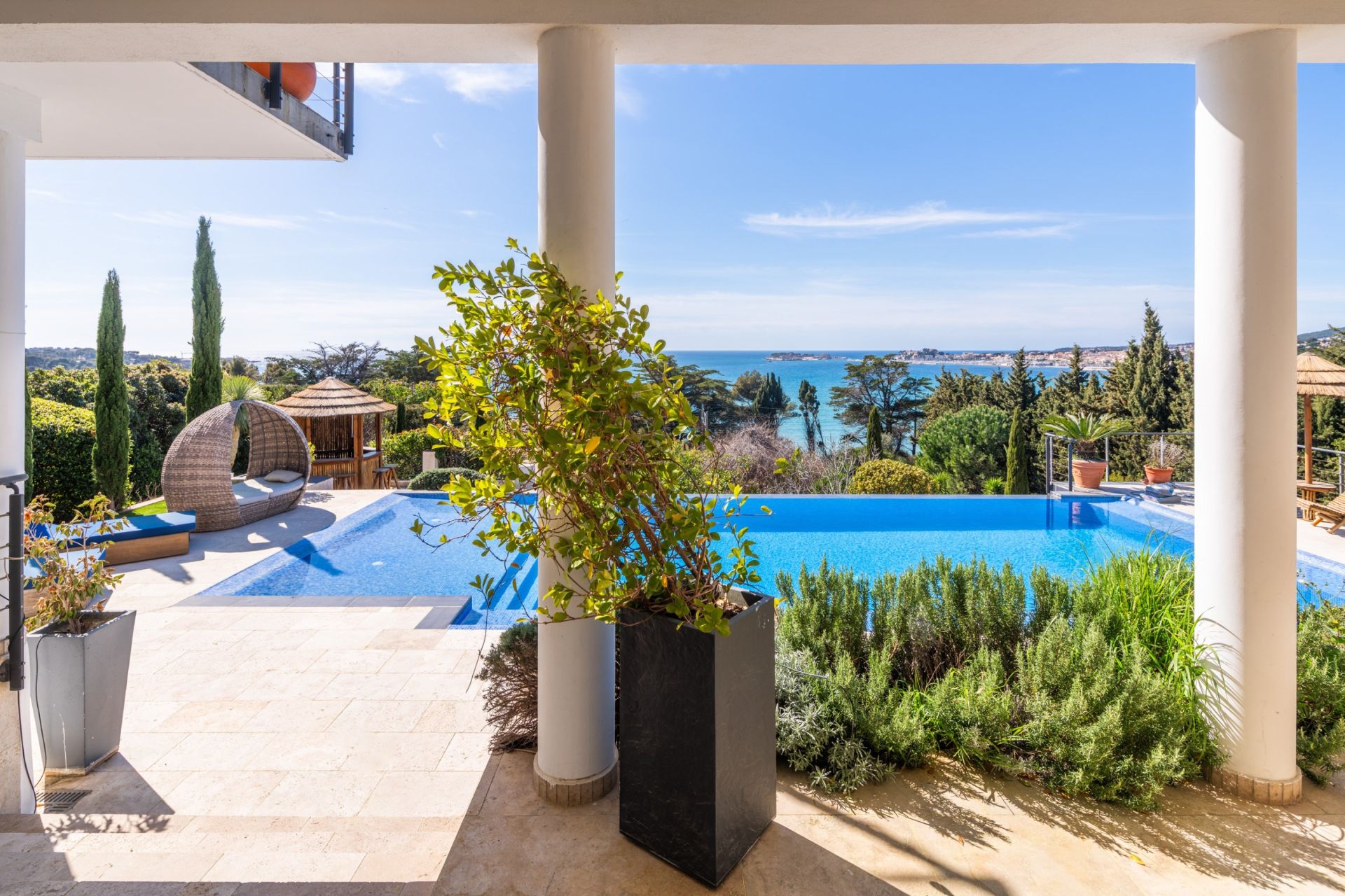 house 5 Rooms for seasonal rent on SANARY SUR MER (83110)