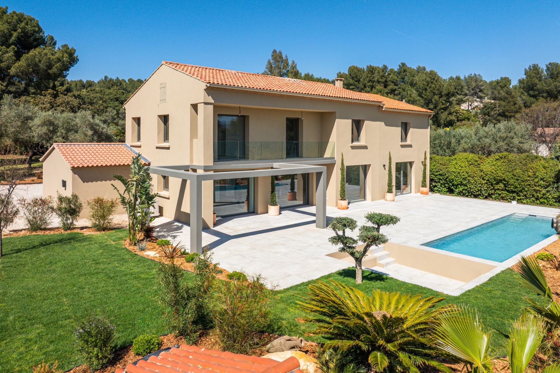 house 6 Rooms for sale on LA CADIERE D AZUR (83740)
