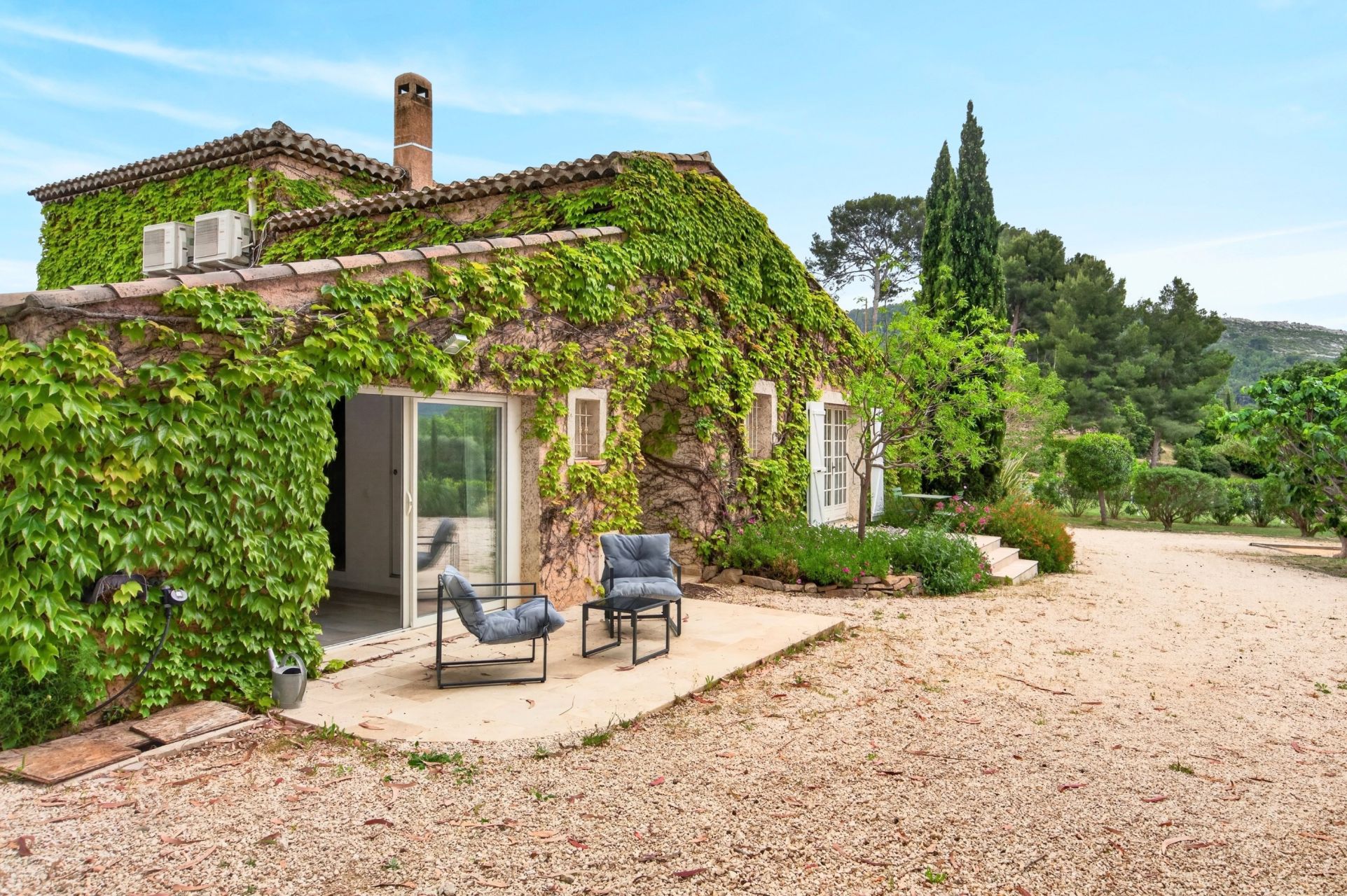 house 11 Rooms for sale on ST CYR SUR MER (83270)