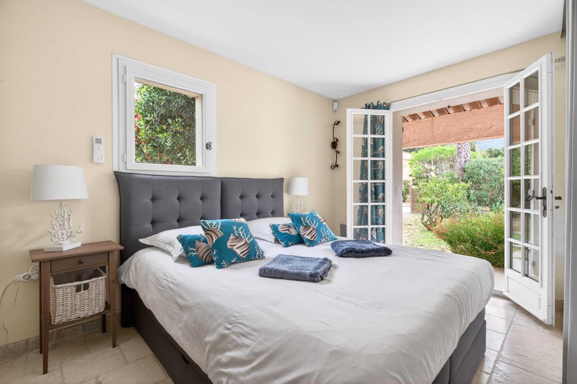 house 11 Rooms for sale on ST CYR SUR MER (83270)