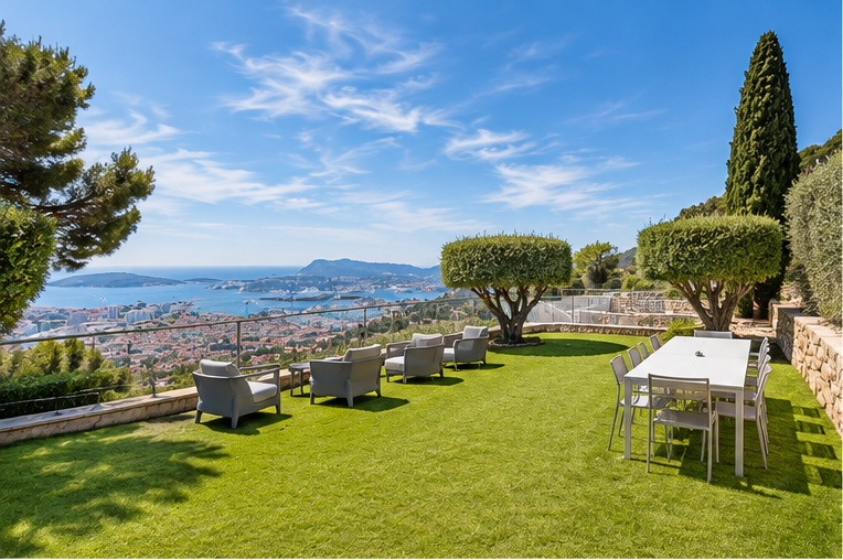 house 10 Rooms for sale on TOULON (83200)