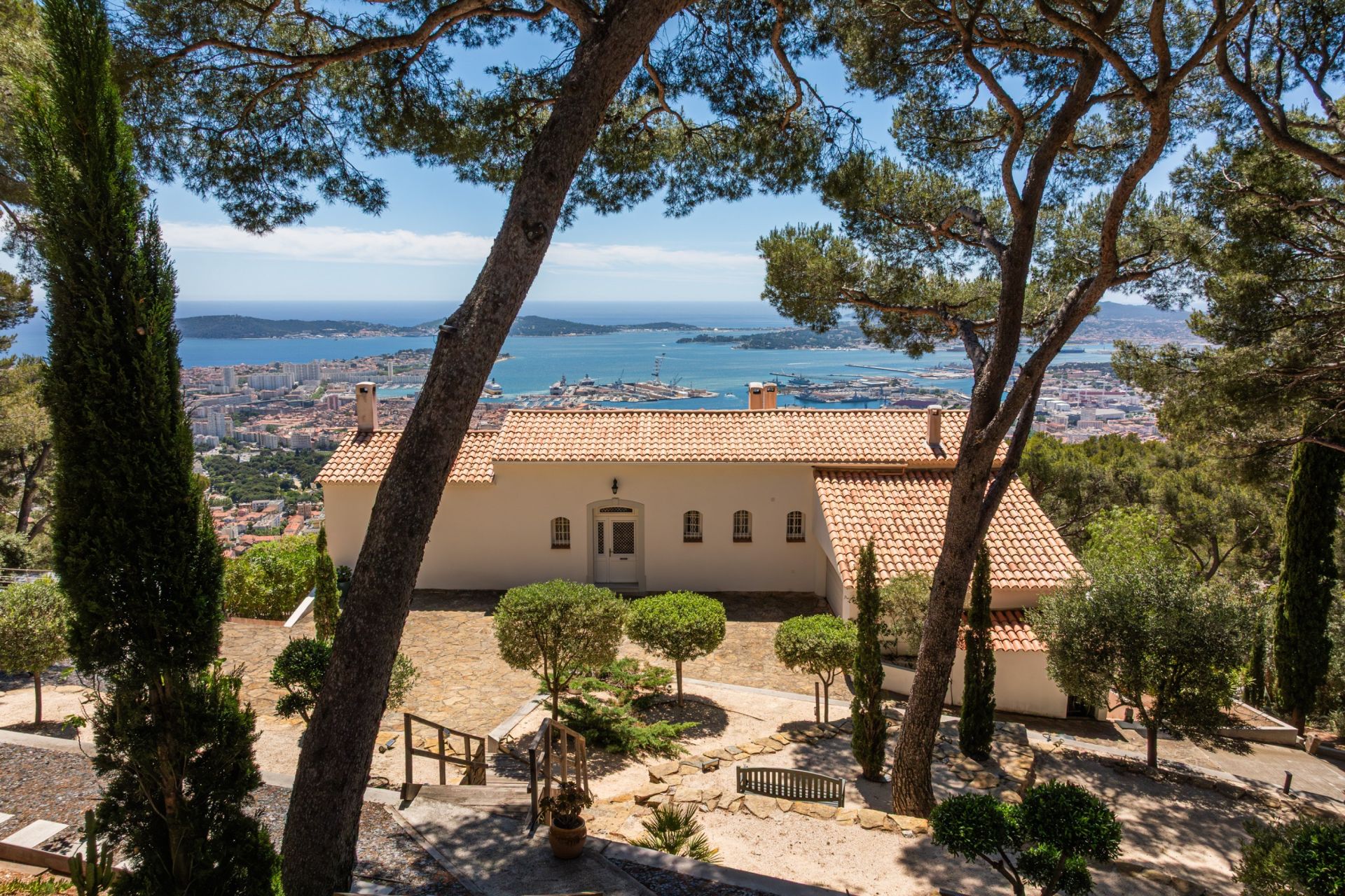 house 10 Rooms for sale on TOULON (83200)