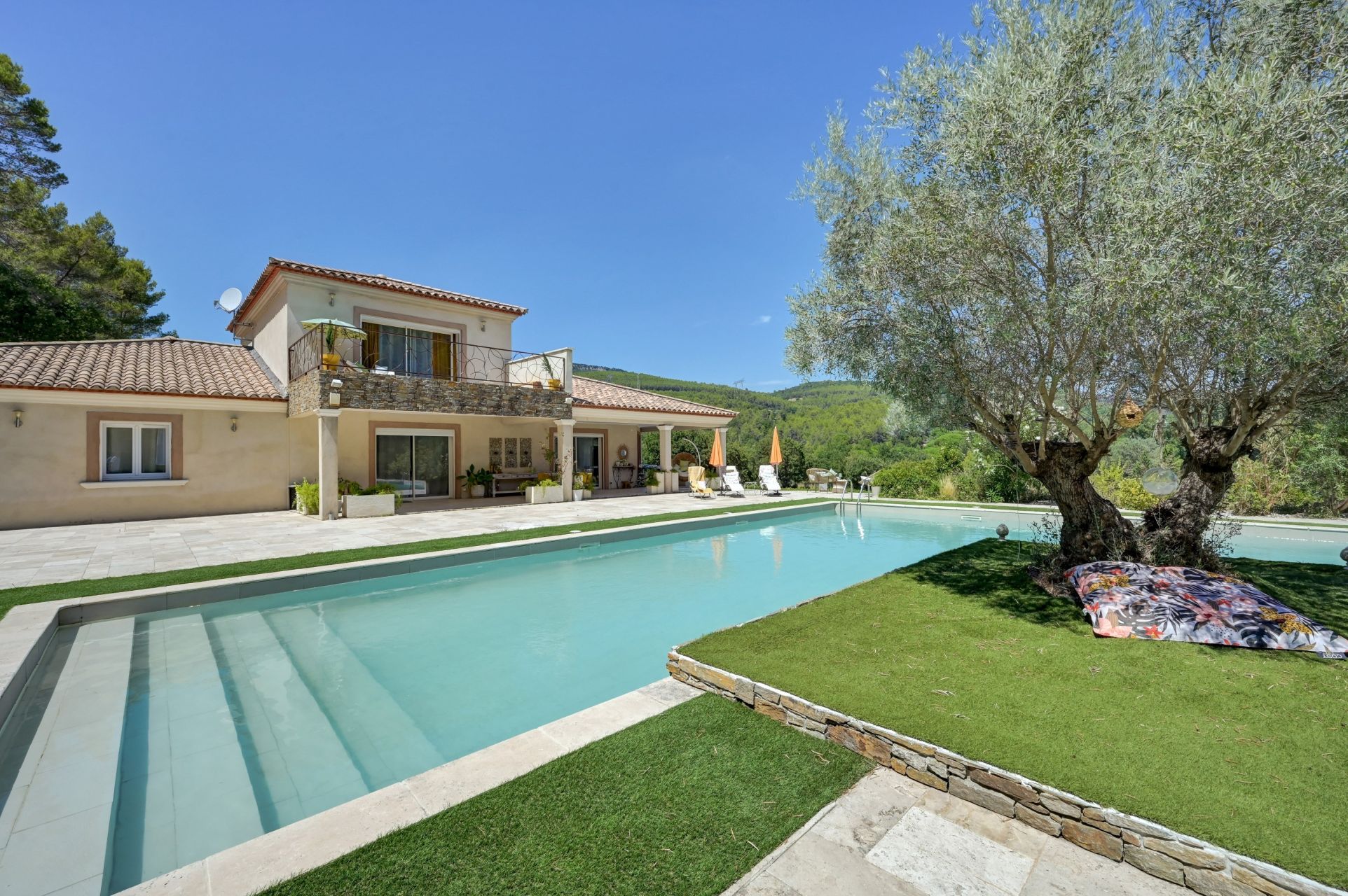maison 7 Pièces en vente sur BESSE SUR ISSOLE (83890)