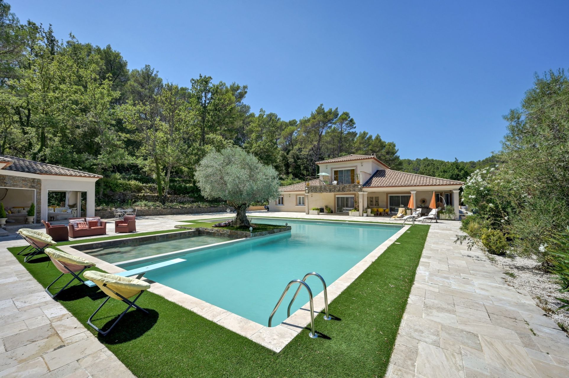maison 7 Pièces en vente sur BESSE SUR ISSOLE (83890)