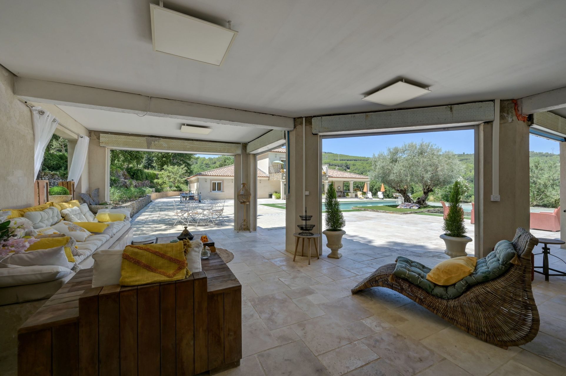 house 7 Rooms for sale on BESSE SUR ISSOLE (83890)