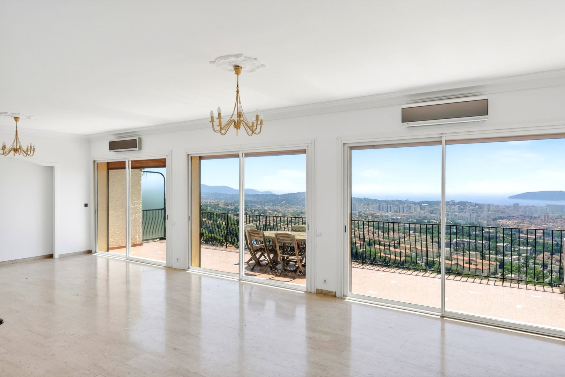 house 6 Rooms for sale on TOULON (83000)