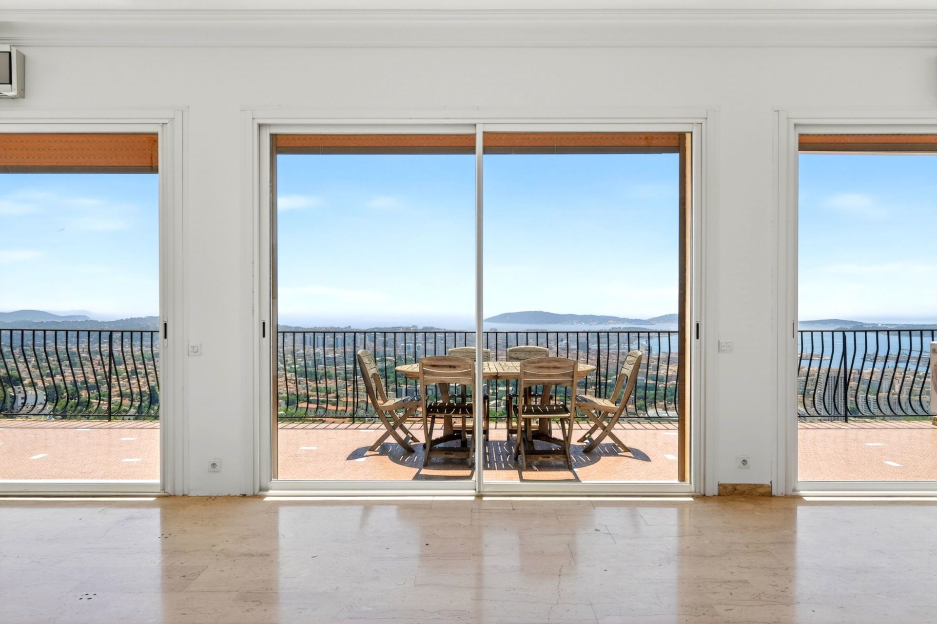 house 6 Rooms for sale on TOULON (83000)