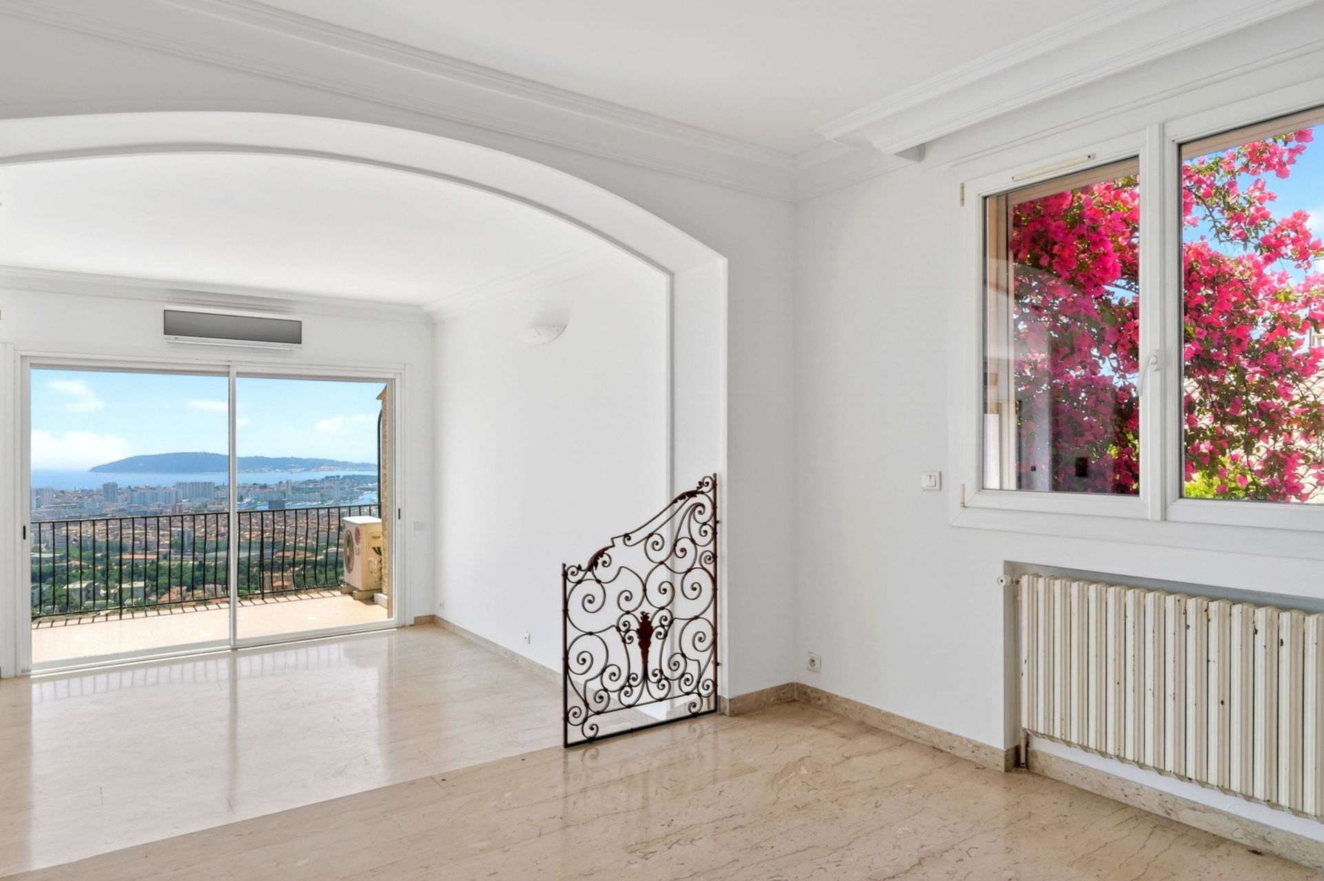 house 6 Rooms for sale on TOULON (83000)