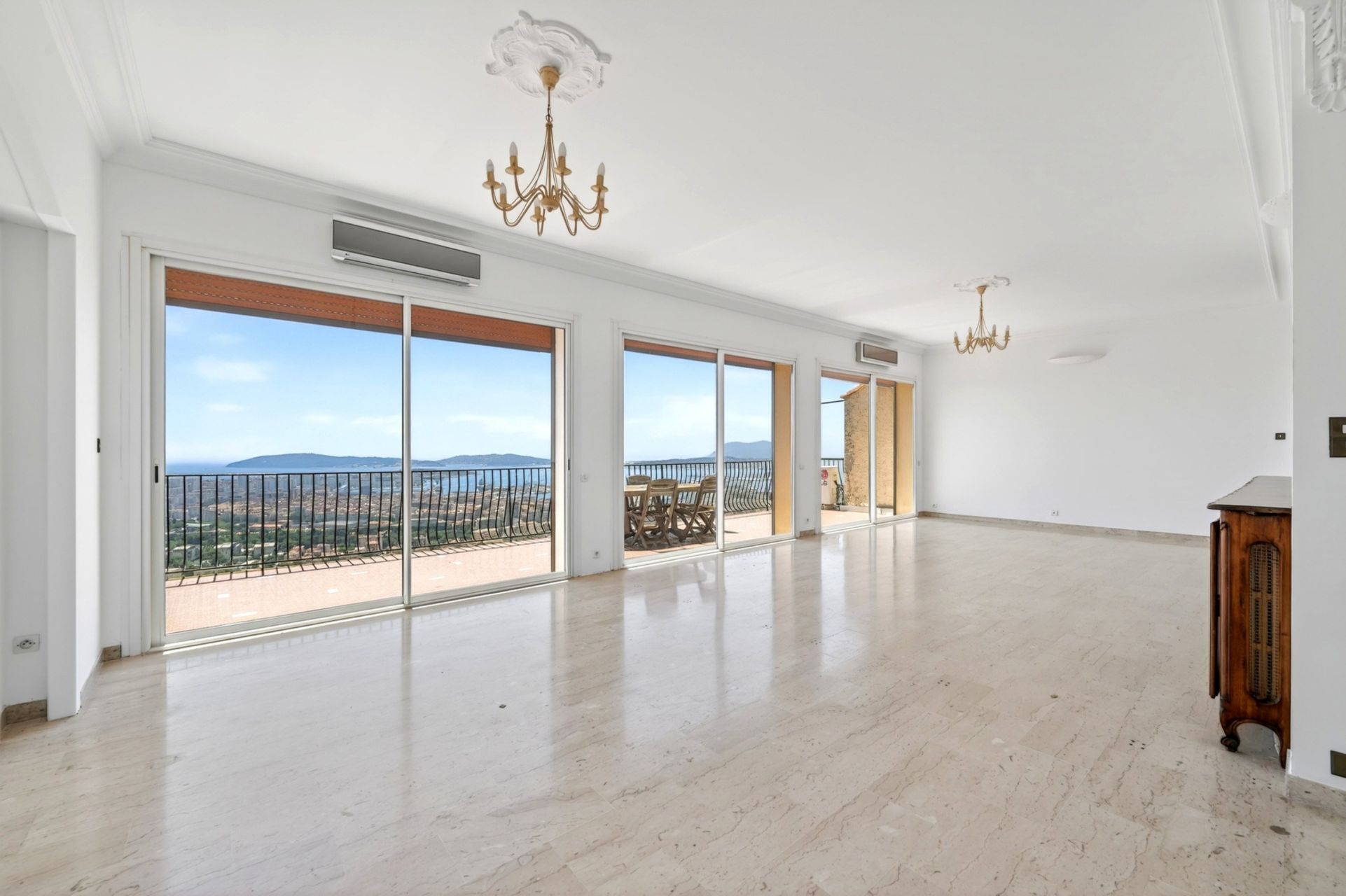 house 6 Rooms for sale on TOULON (83000)