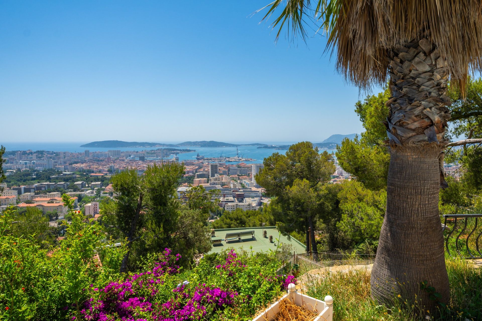 house 6 Rooms for sale on TOULON (83000)