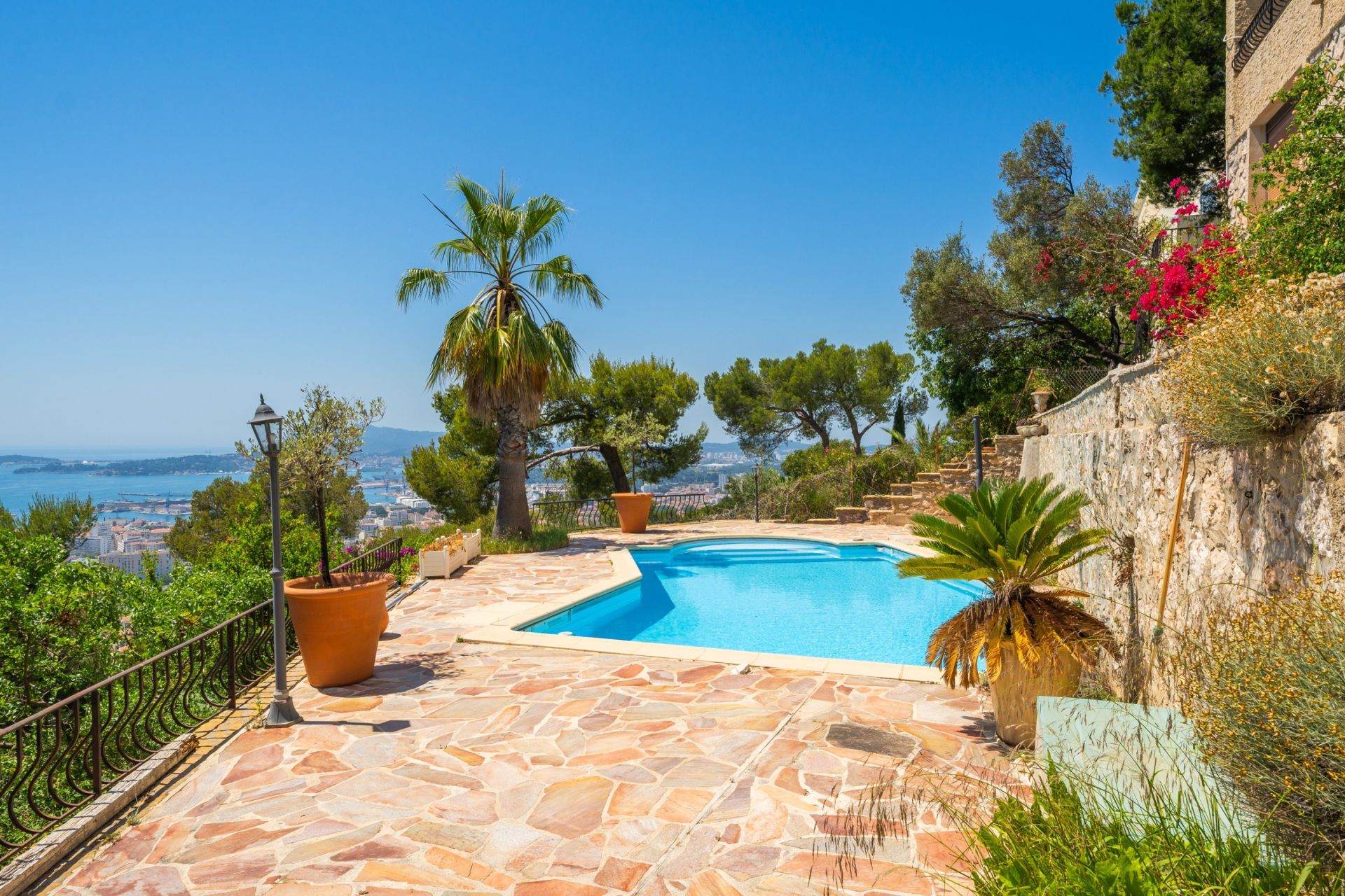 house 6 Rooms for sale on TOULON (83000)