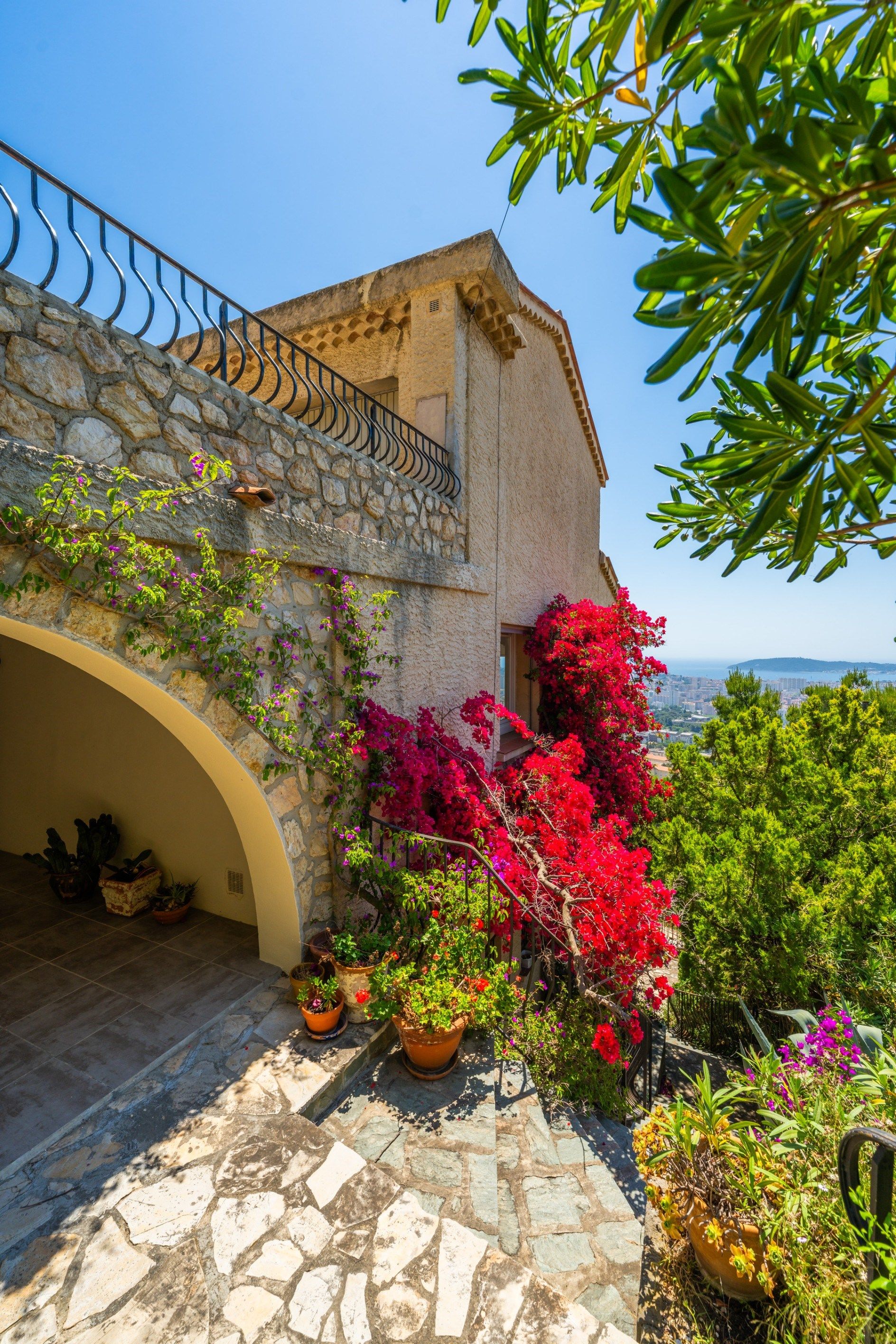 house 6 Rooms for sale on TOULON (83000)
