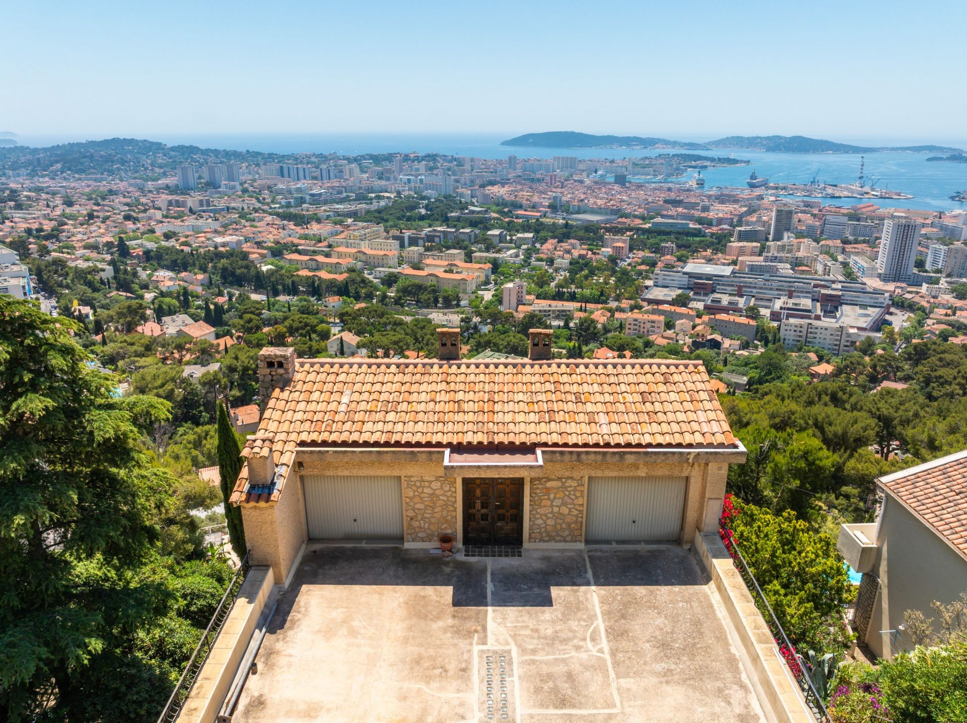 house 6 Rooms for sale on TOULON (83000)