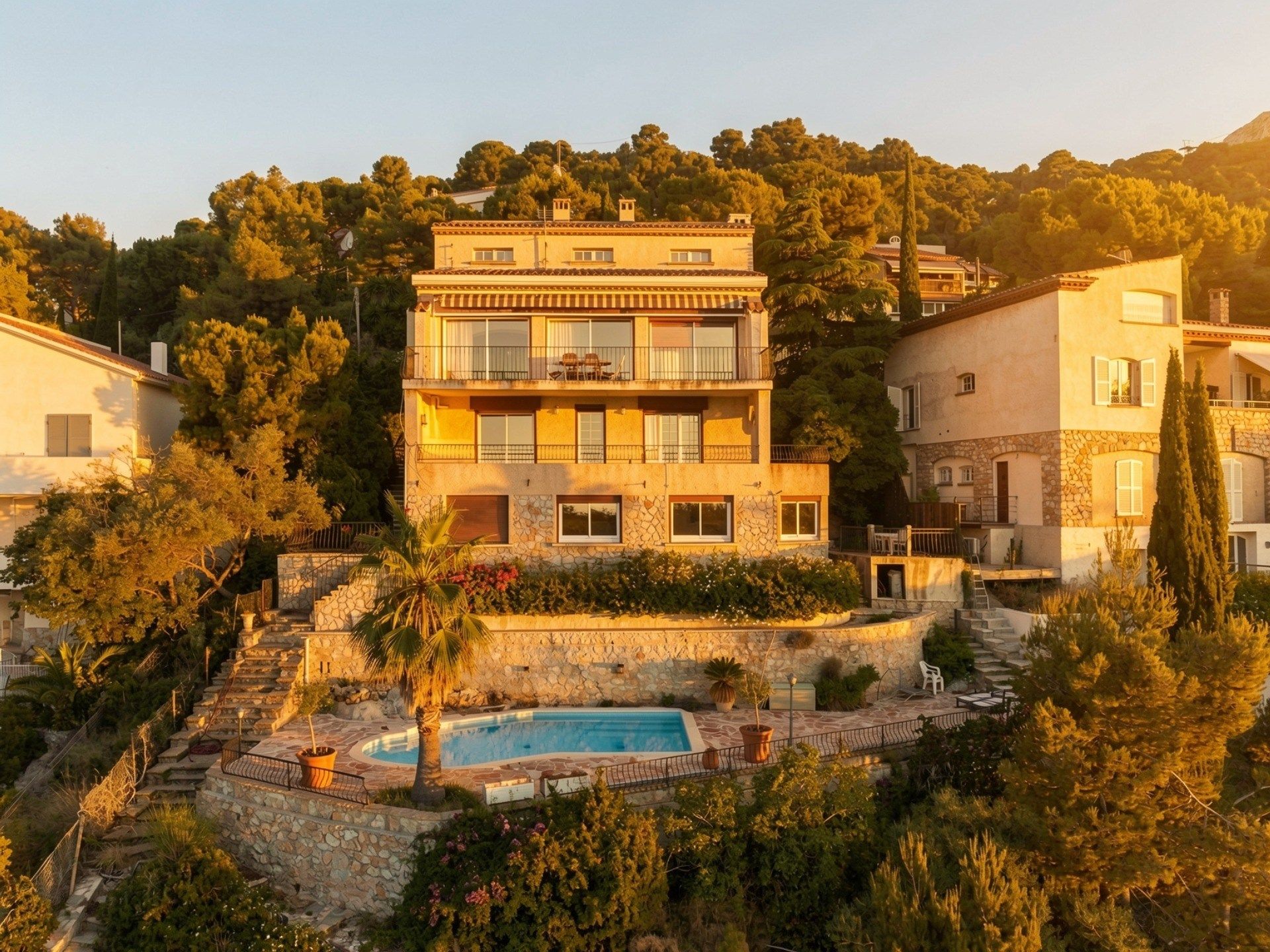 house 6 Rooms for sale on TOULON (83000)
