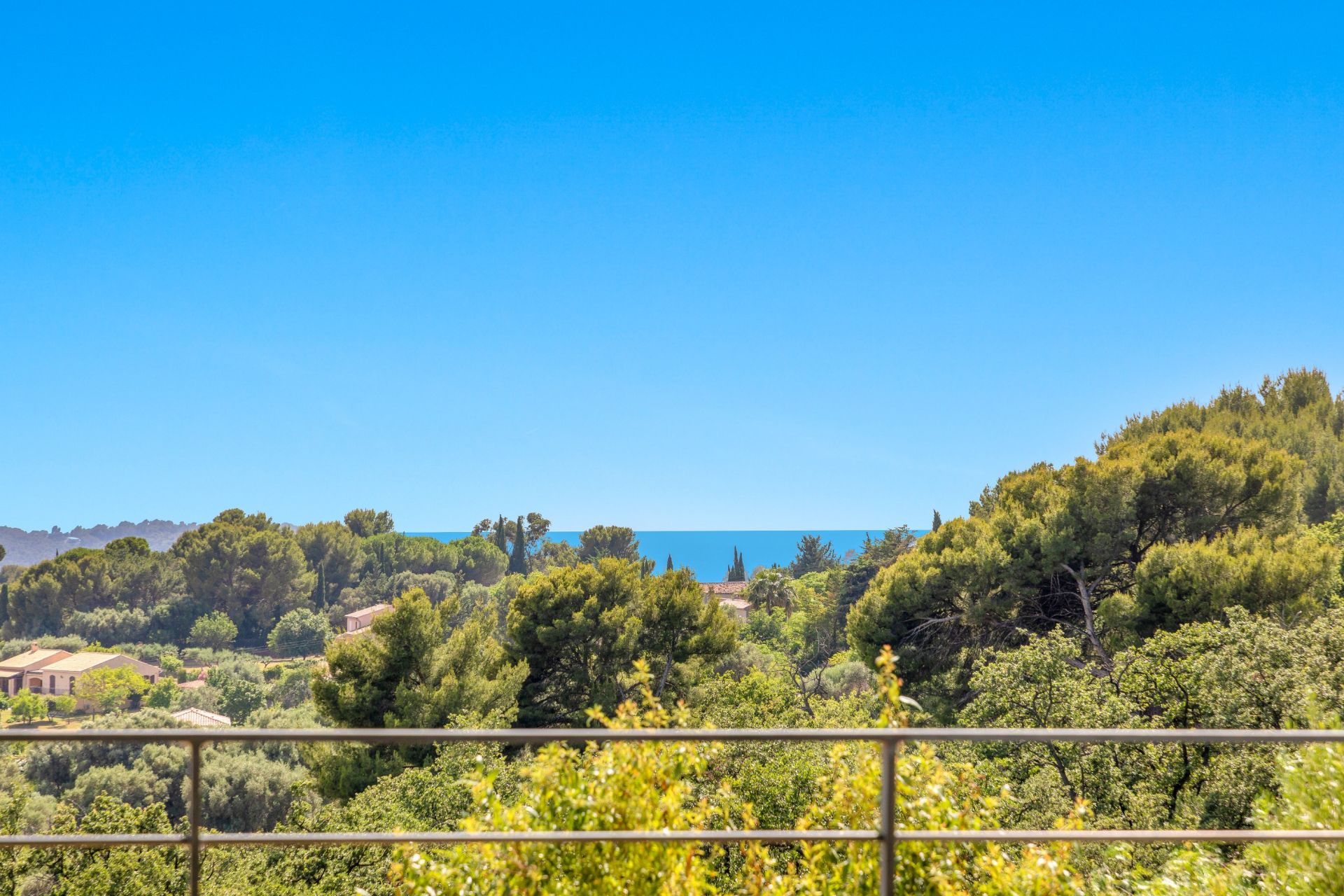 house 6 Rooms for sale on OLLIOULES (83190)
