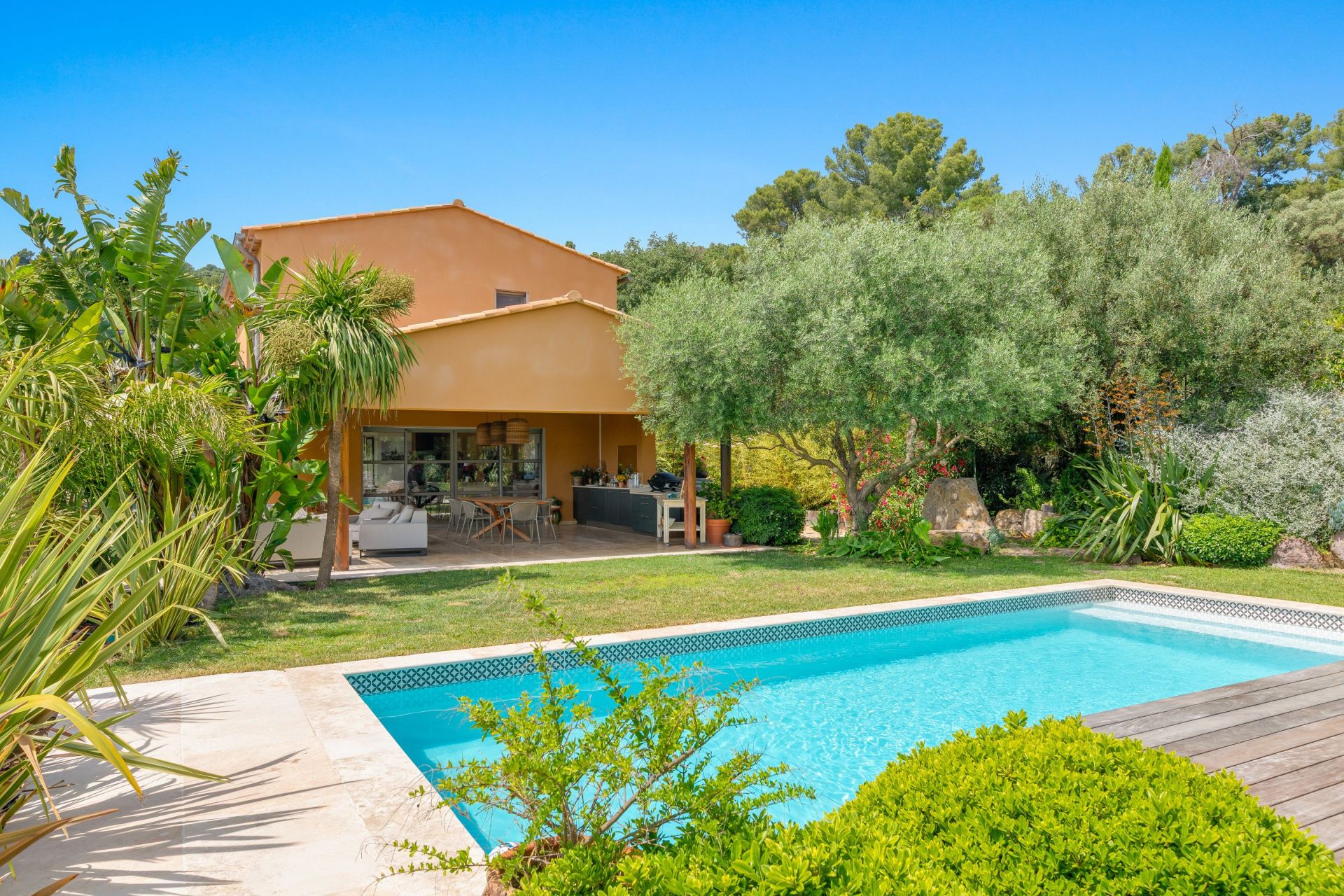 house 6 Rooms for sale on OLLIOULES (83190)