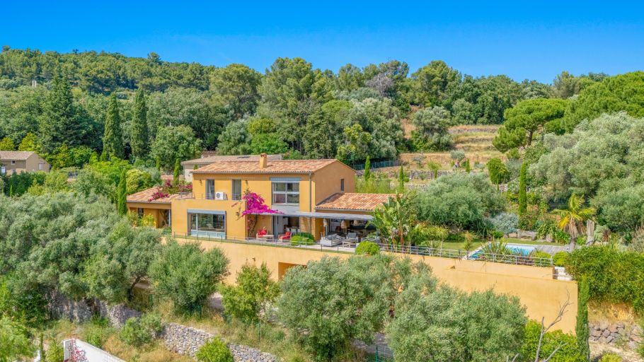 house 6 Rooms for sale on OLLIOULES (83190)