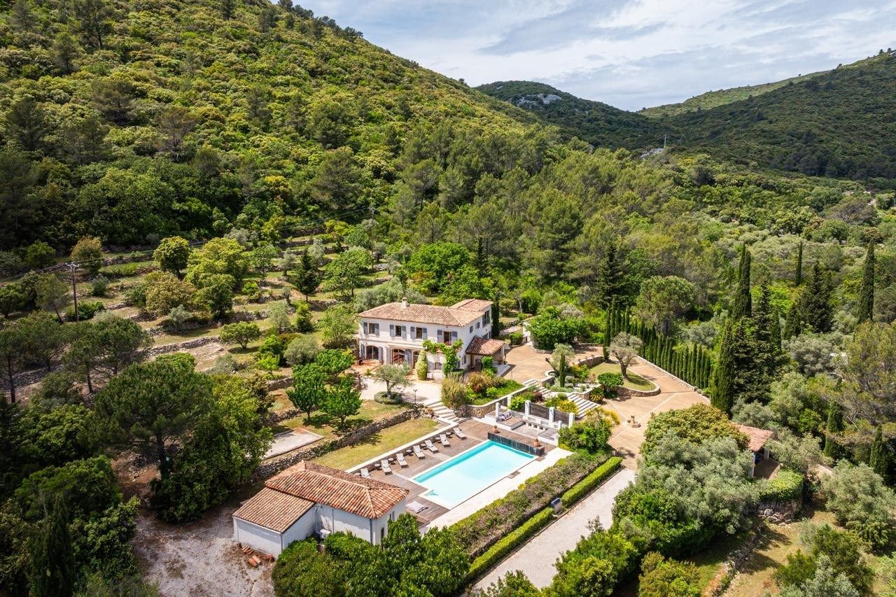 bastide 11 Pièces en vente sur SOLLIES TOUCAS (83210)