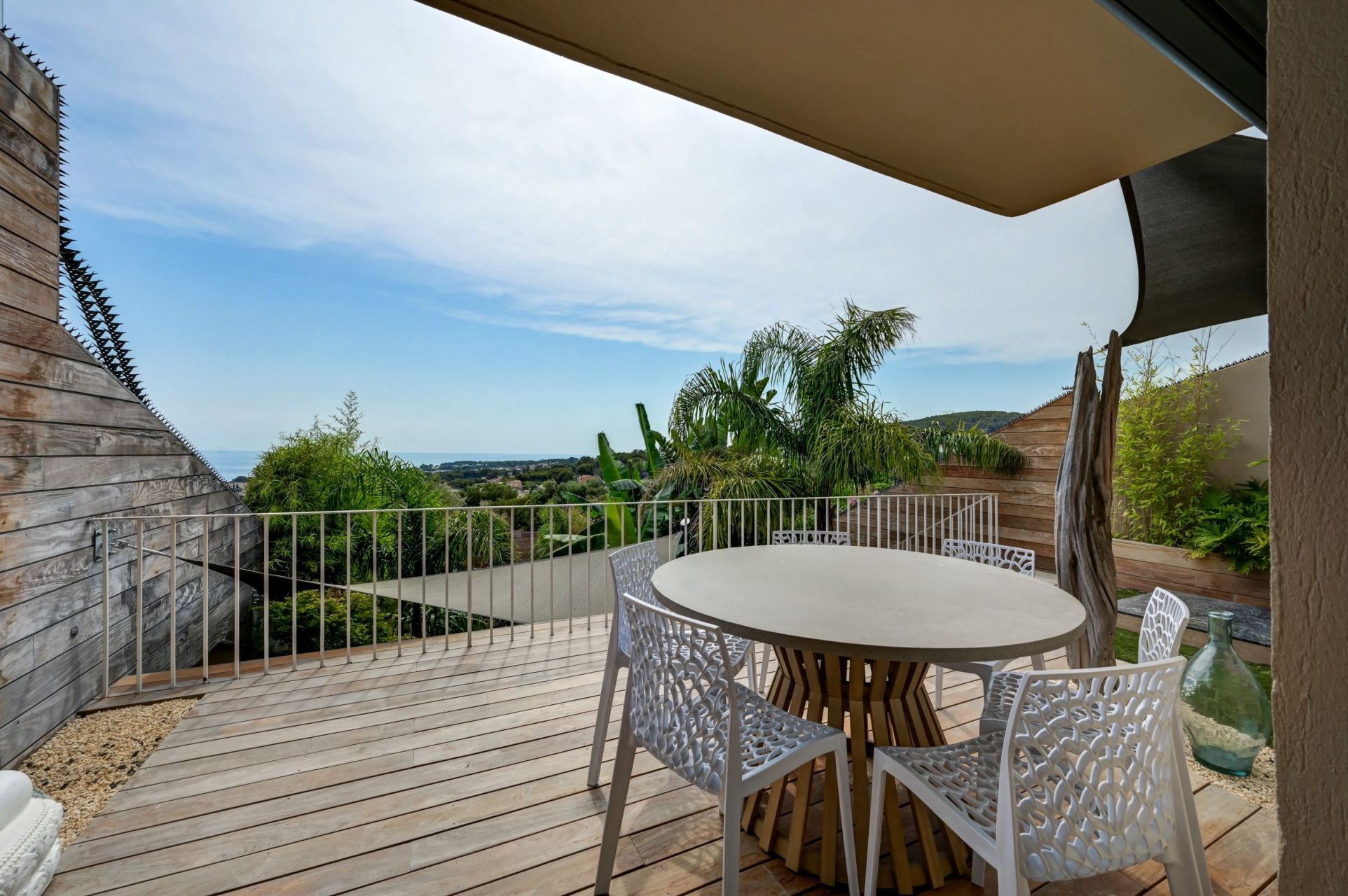 apartment 4 Rooms for sale on BANDOL (83150)