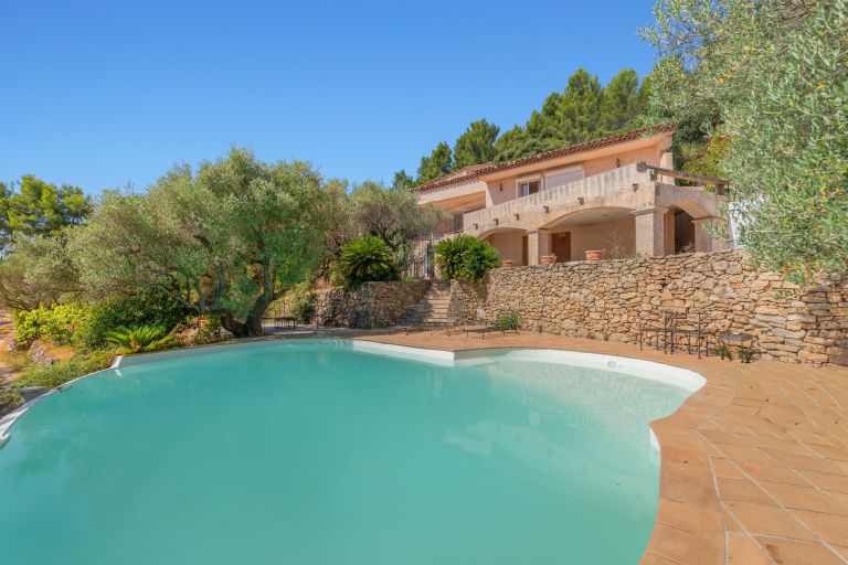 house 7 Rooms for sale on LA FARLEDE (83210)
