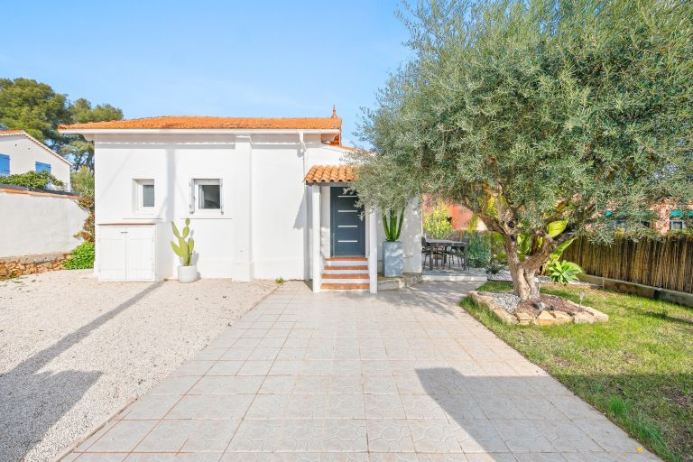 house 5 Rooms for sale on BANDOL (83150)