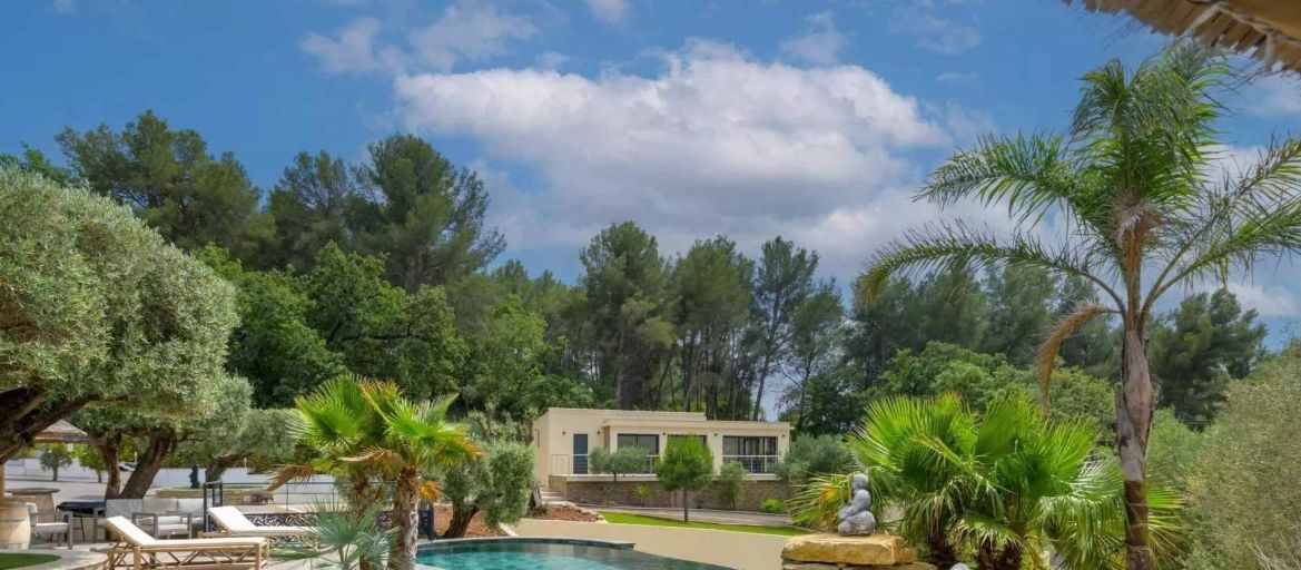 house 8 Rooms for sale on OLLIOULES (83190)