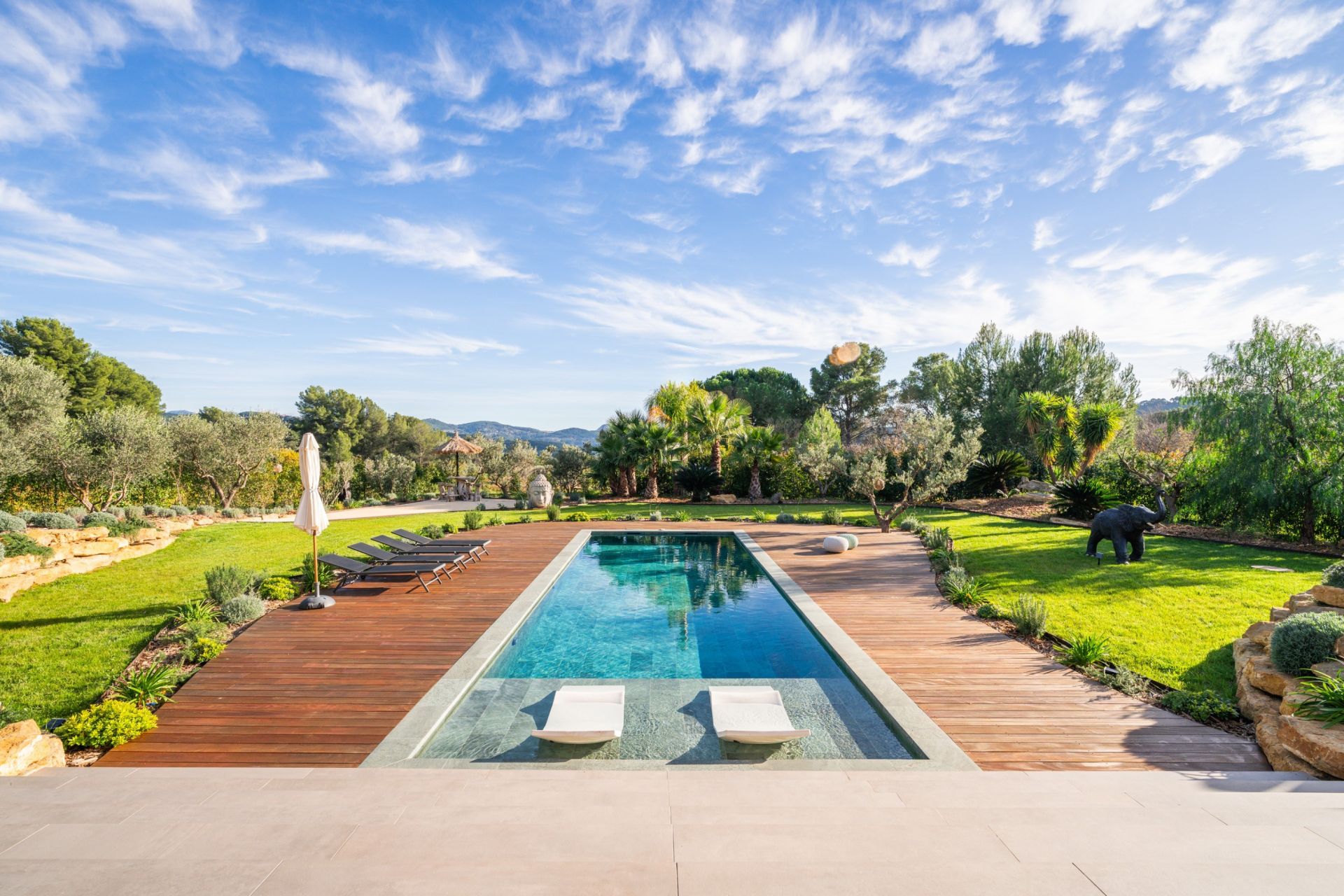 house 10 Rooms for sale on LA CADIERE D AZUR (83740)